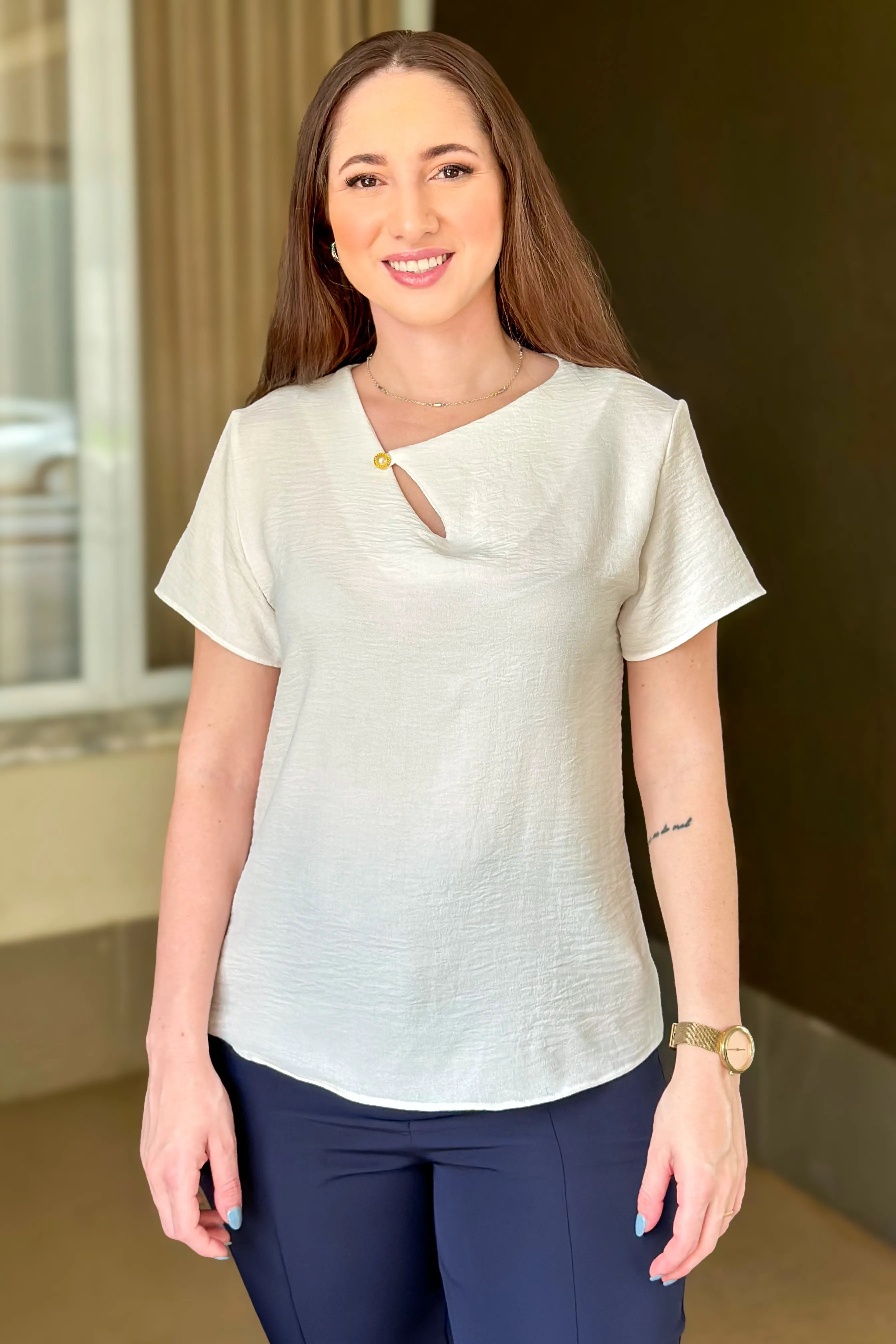 Blusa Decote Assimétrico Detalhe Botão Luana Branca
