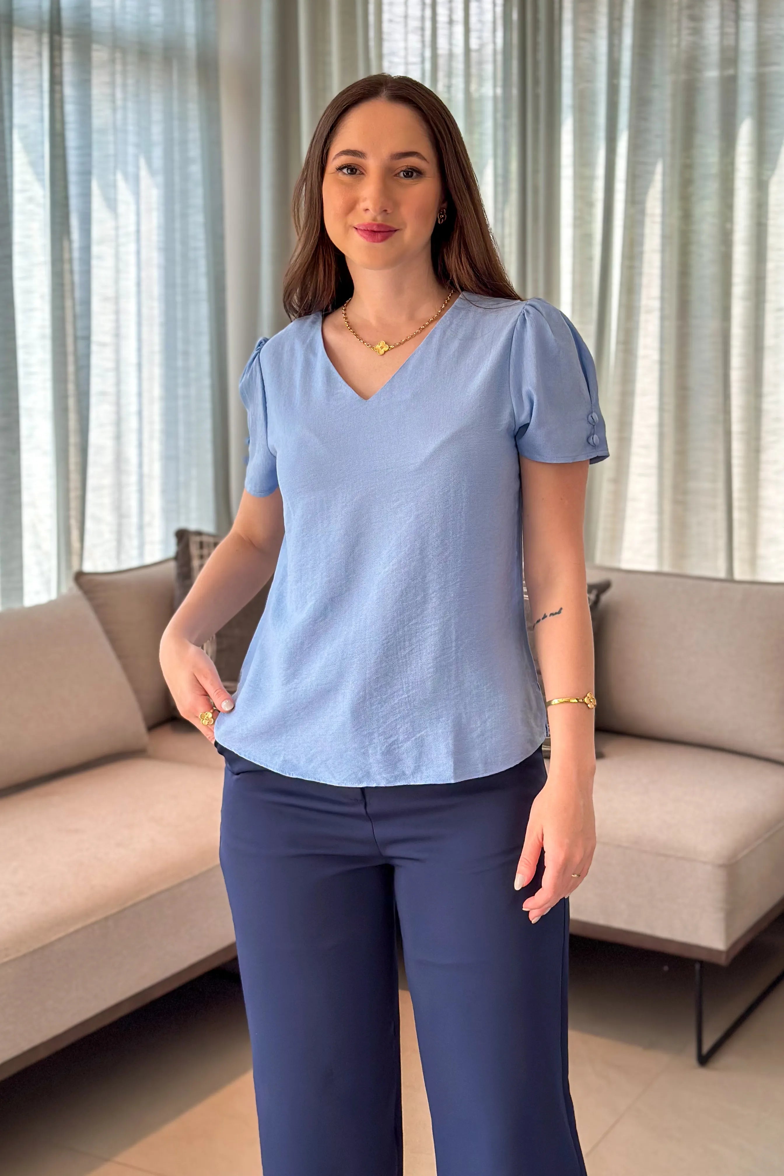 Blusa Manga Curta Decote "V" Detalhe Botões Lúcia Azul