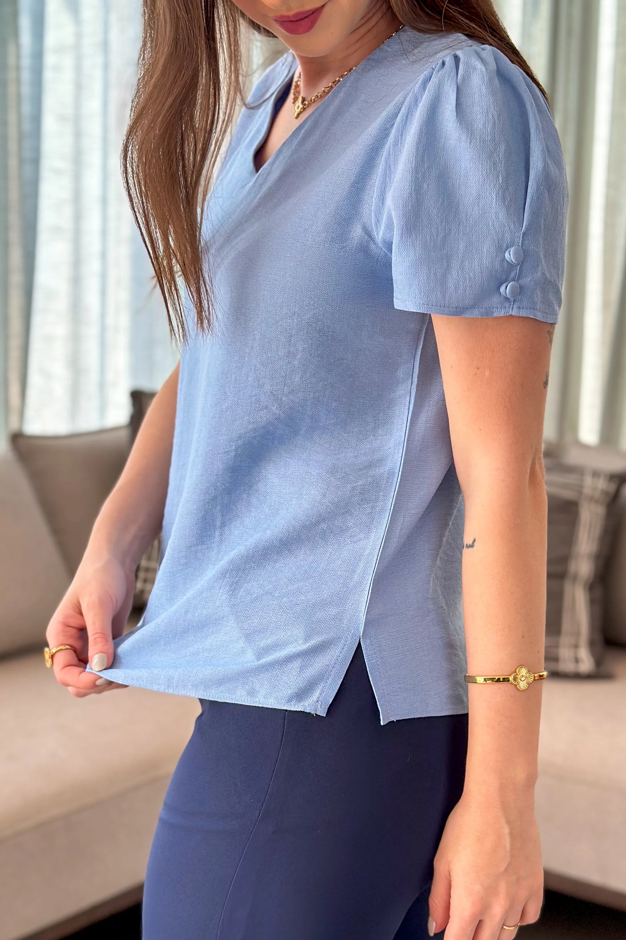 Blusa Manga Curta Decote "V" Detalhe Botões Lúcia Azul
