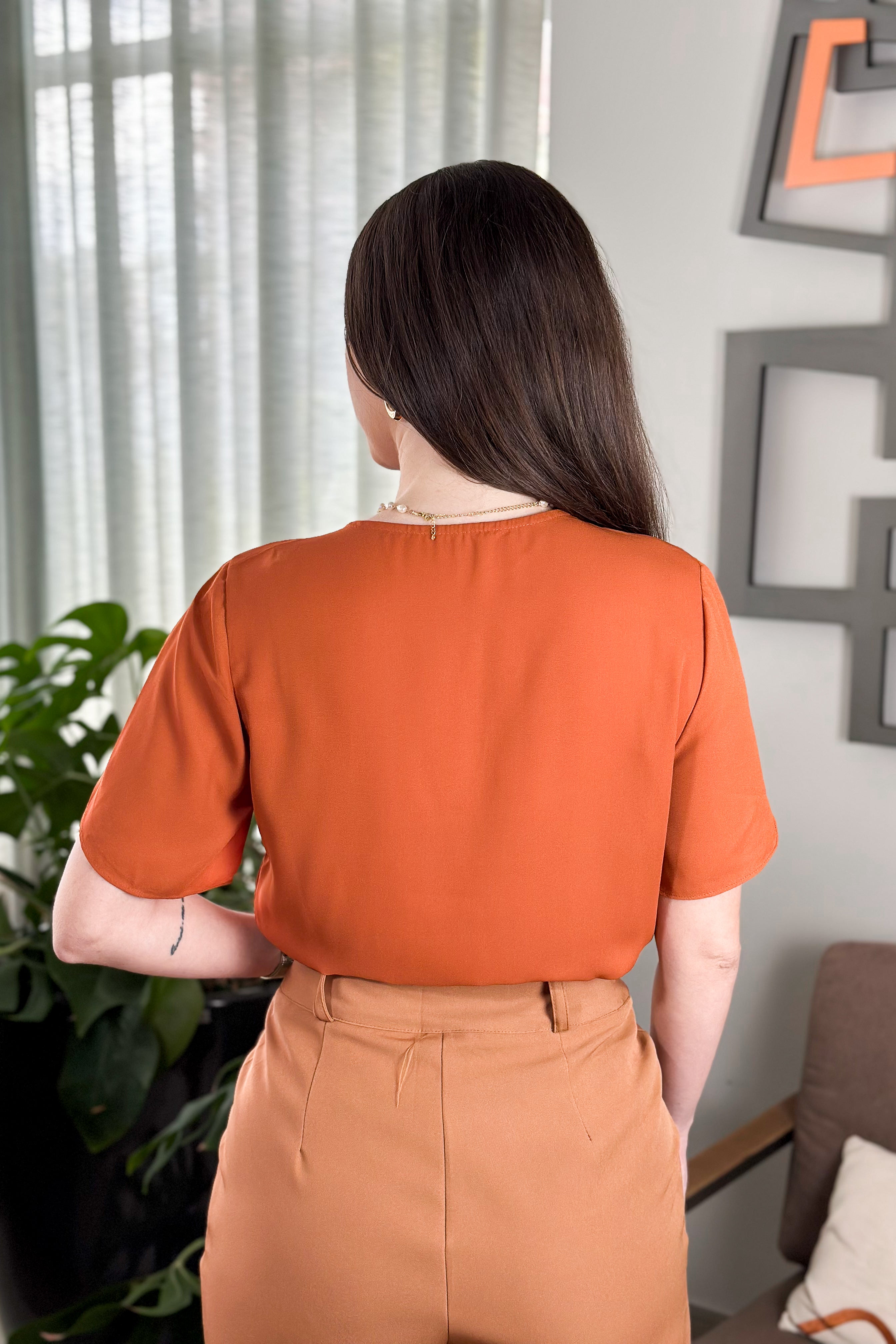 Blusa Manga Curta New Crepe Detalhe Manga Transpassada Detalhe Botões Clarice Cobre