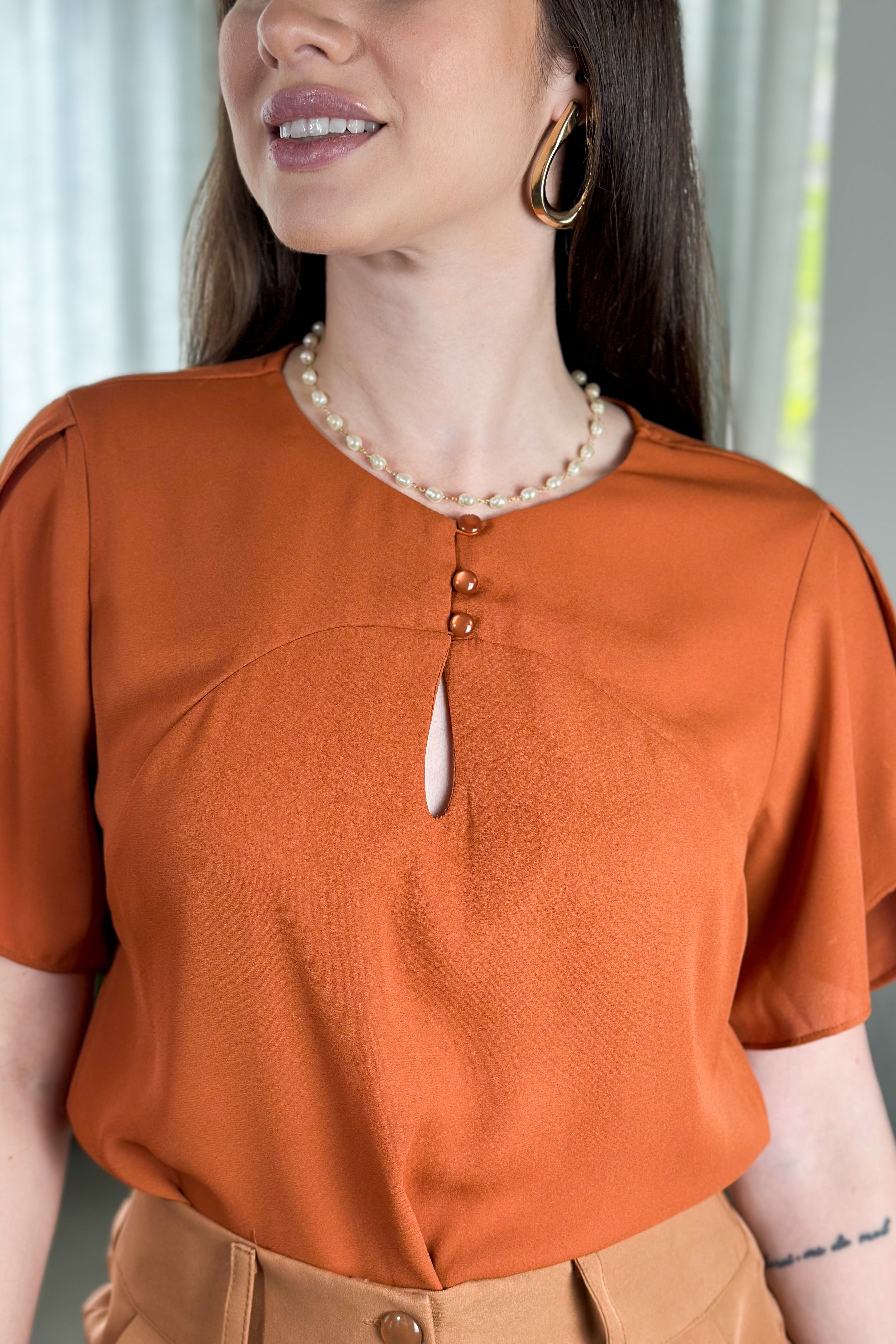 Blusa Manga Curta New Crepe Detalhe Manga Transpassada Detalhe Botões Clarice Cobre