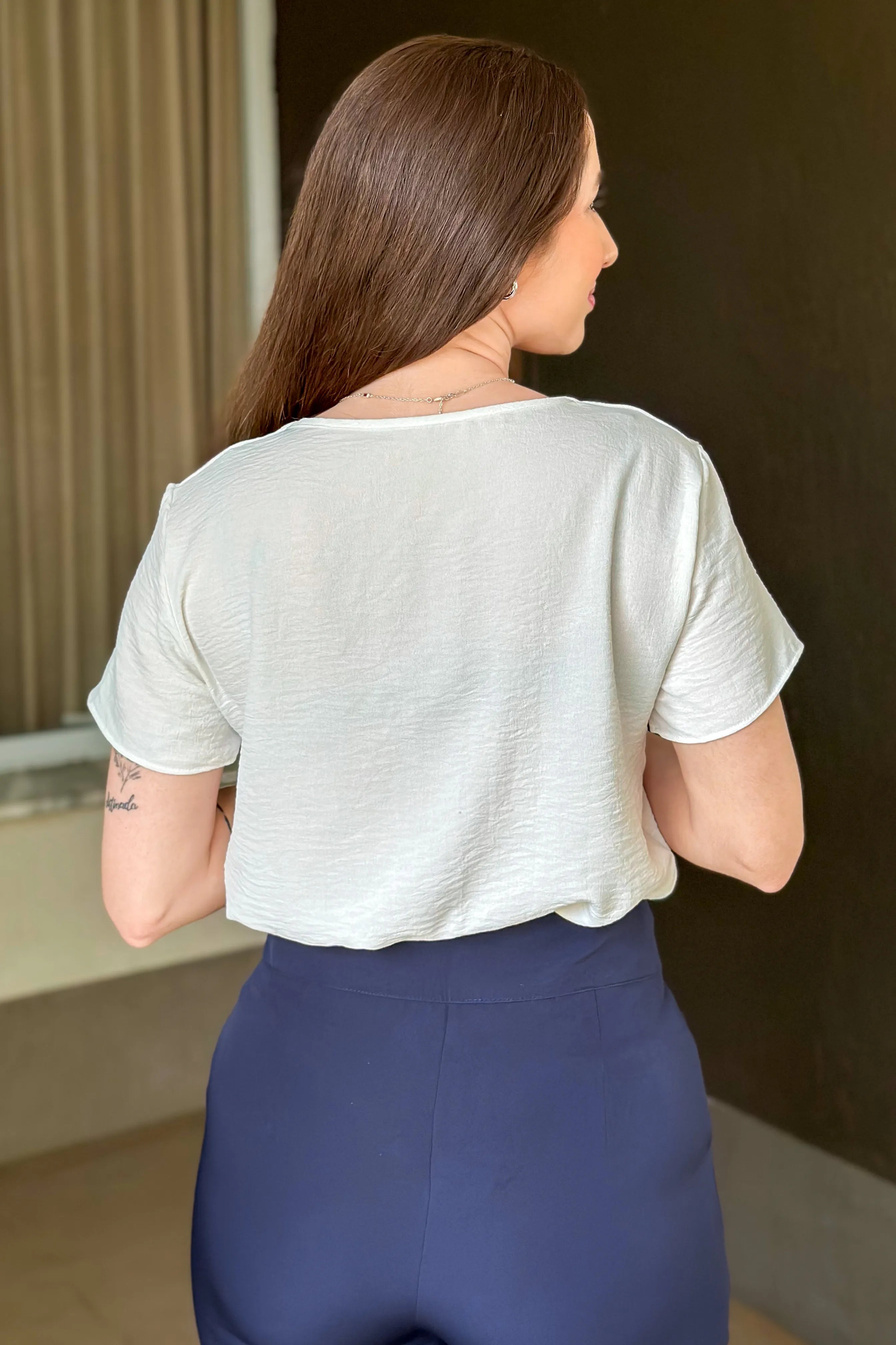 Blusa Decote Assimétrico Detalhe Botão Luana Branca