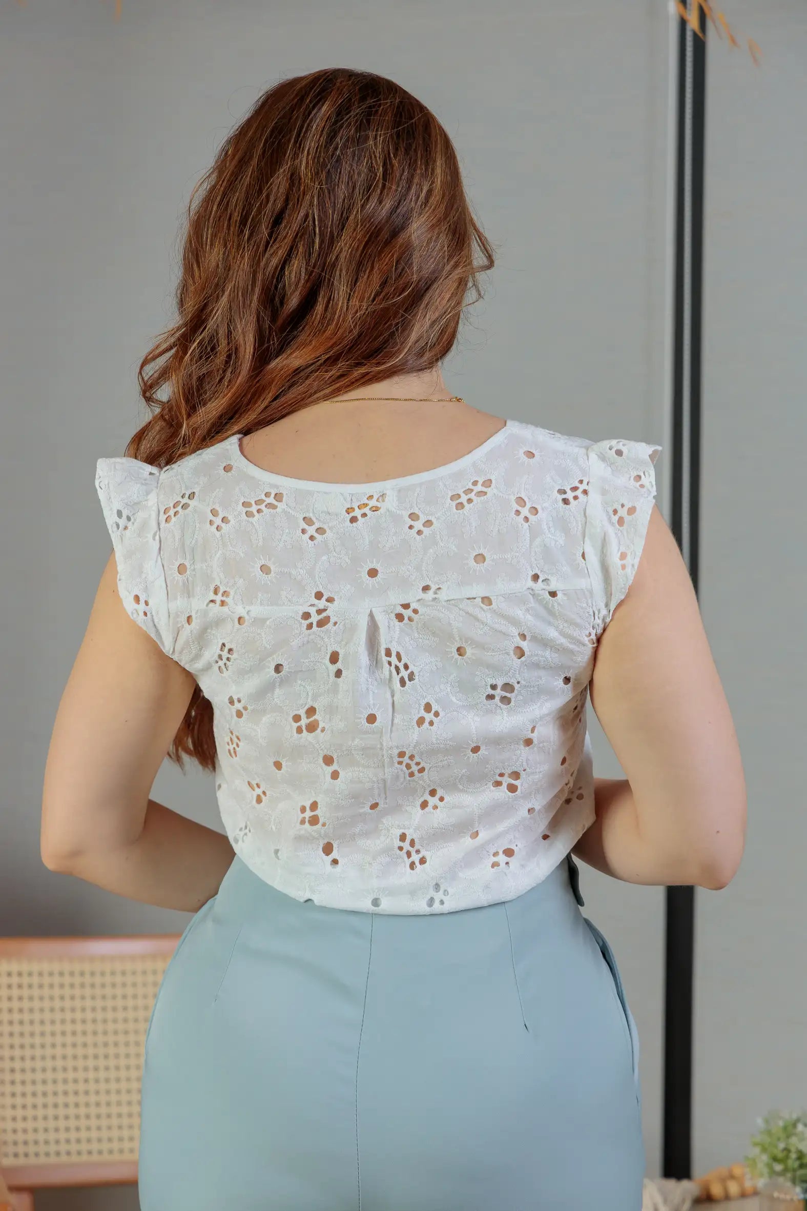 Blusa Regata Em Algodão Textura Bordada Laise Suzy Branca
