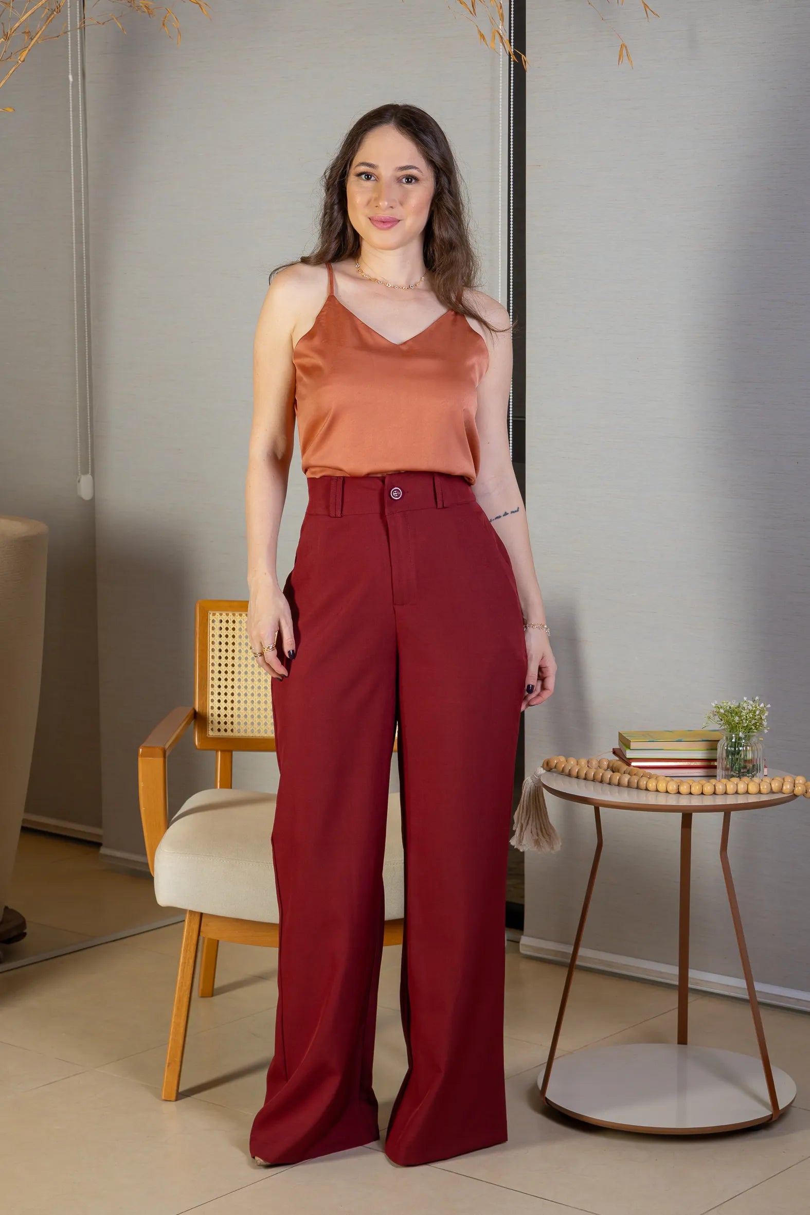 Blusa Regata Decote "V" Acetinada Fernanda Torres Terracota