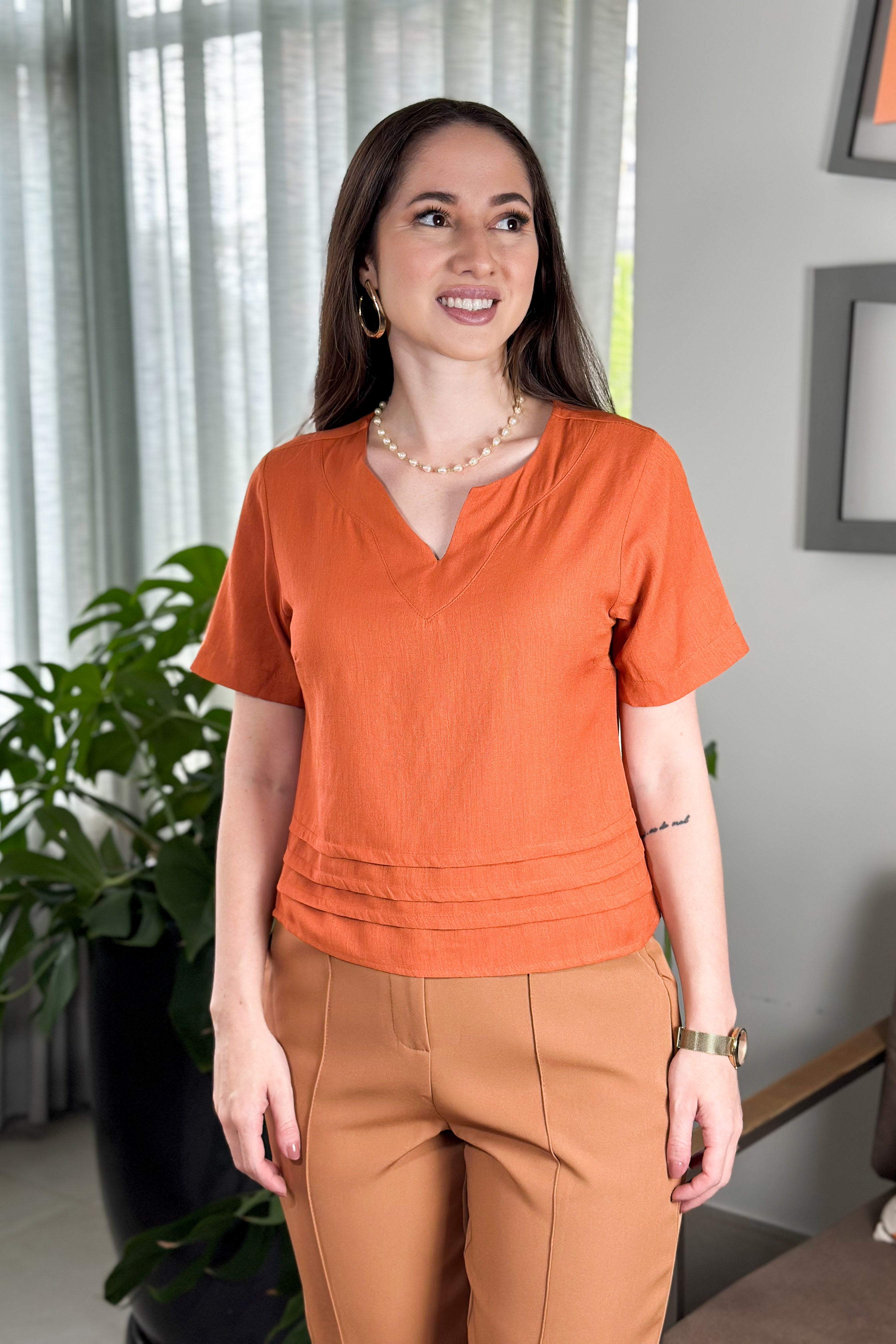 Blusa Manga Curta Em Visco Soft Decote "V" Raissa Terracota