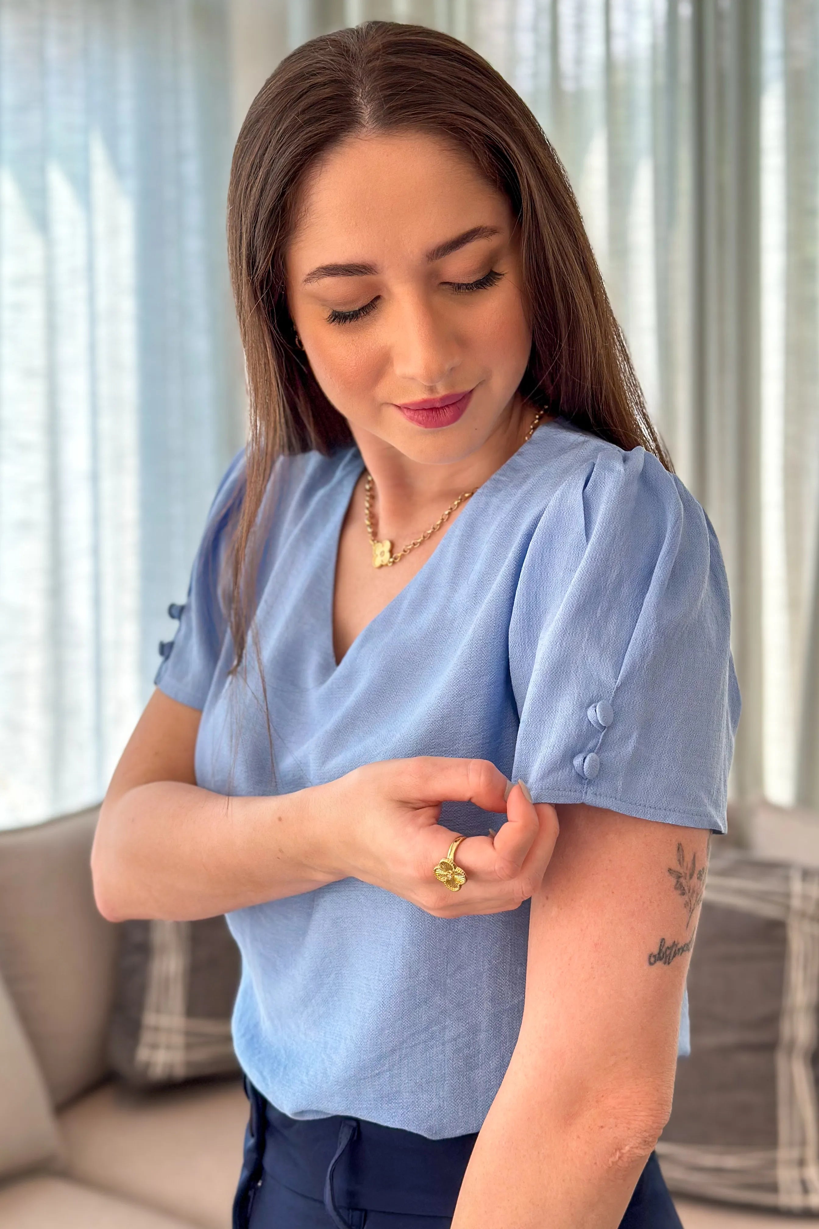 Blusa Manga Curta Decote "V" Detalhe Botões Lúcia Azul
