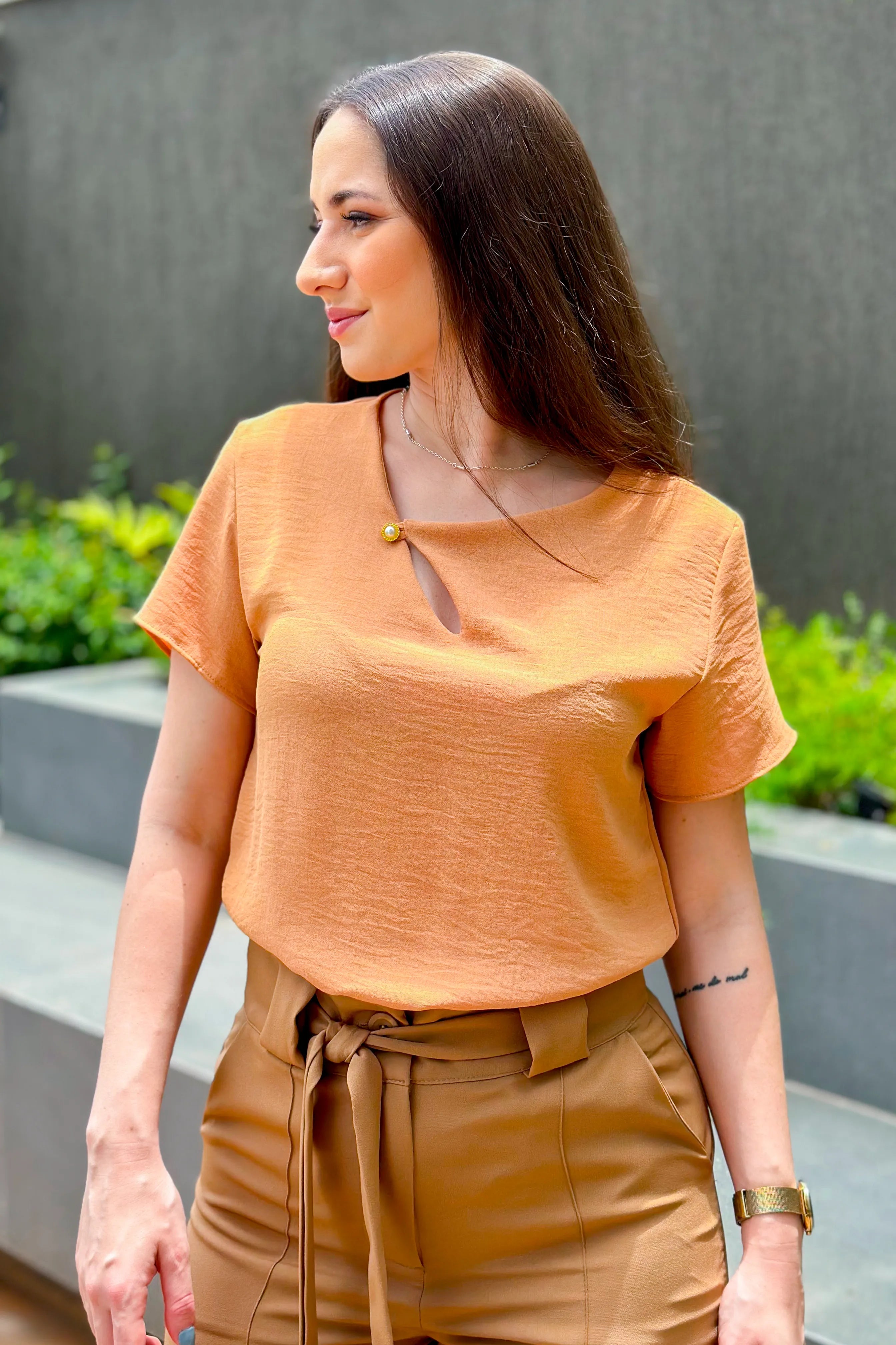 Blusa Decote Assimétrico Detalhe Botão Luana Marrom