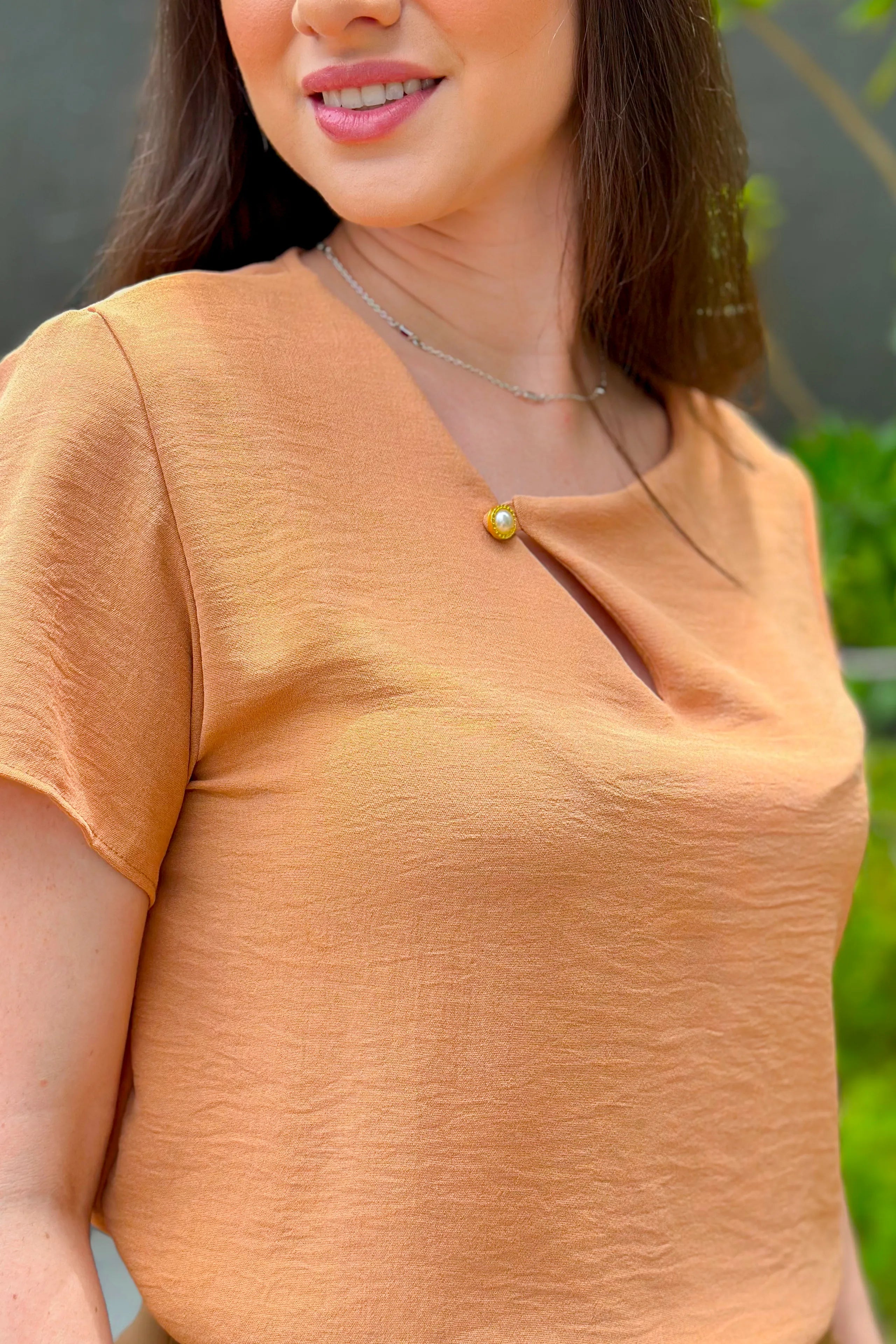 Blusa Decote Assimétrico Detalhe Botão Luana Marrom