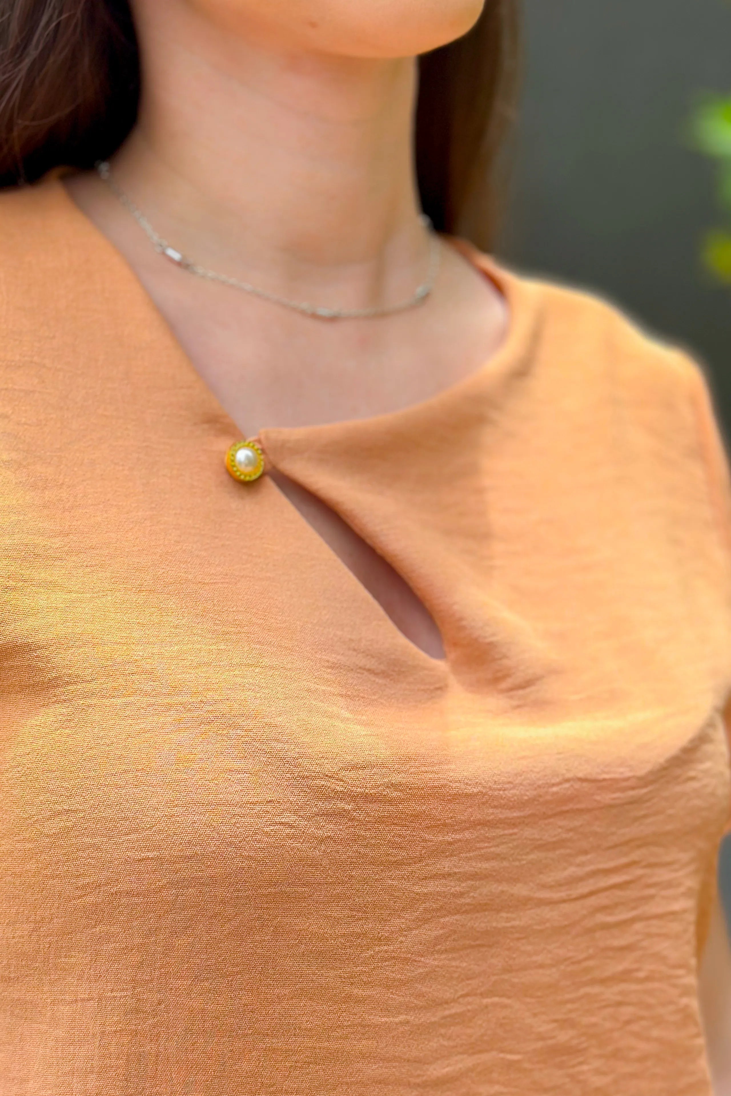 Blusa Decote Assimétrico Detalhe Botão Luana Marrom