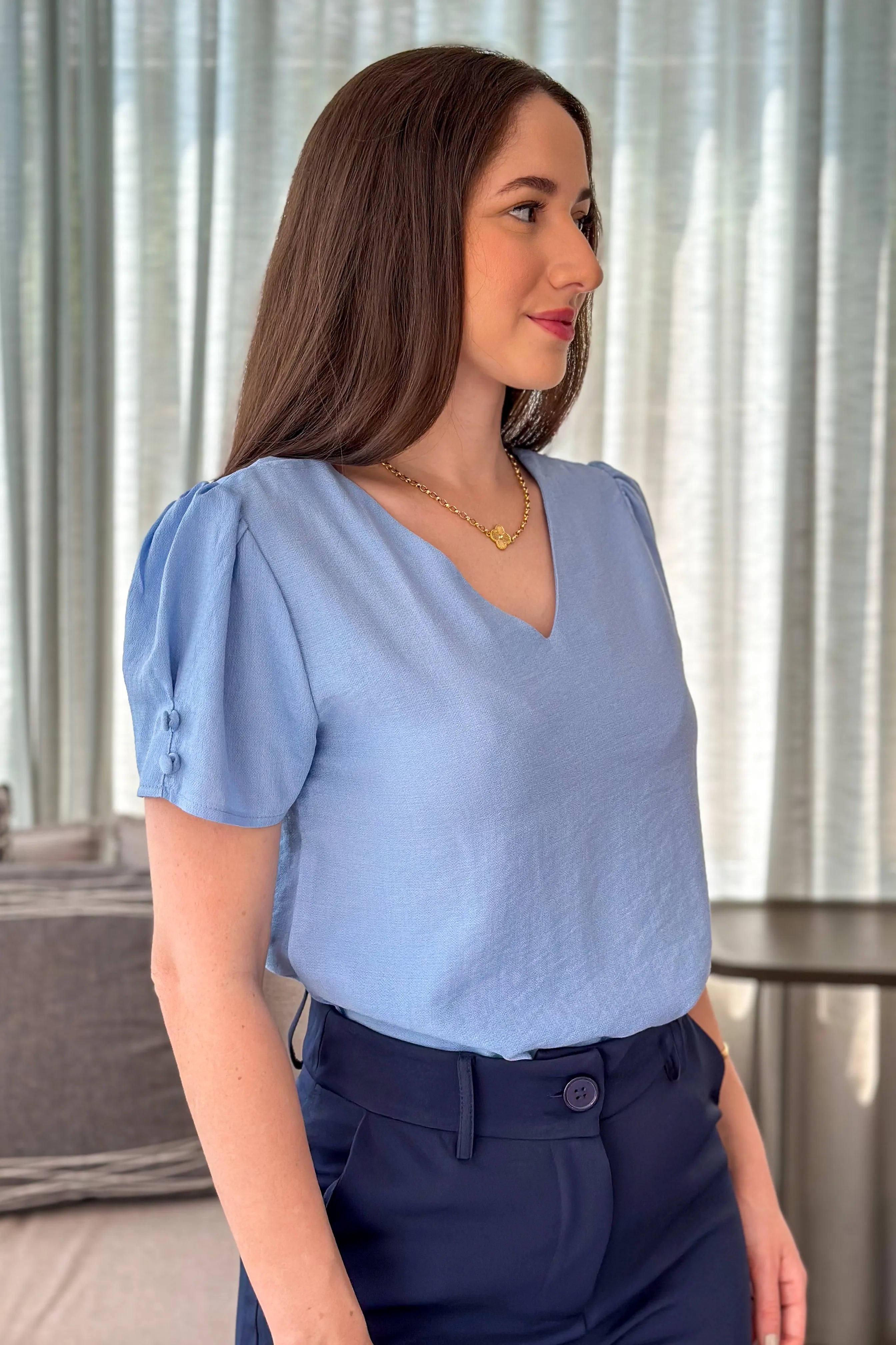 Blusa Manga Curta Decote "V" Detalhe Botões Lúcia Azul