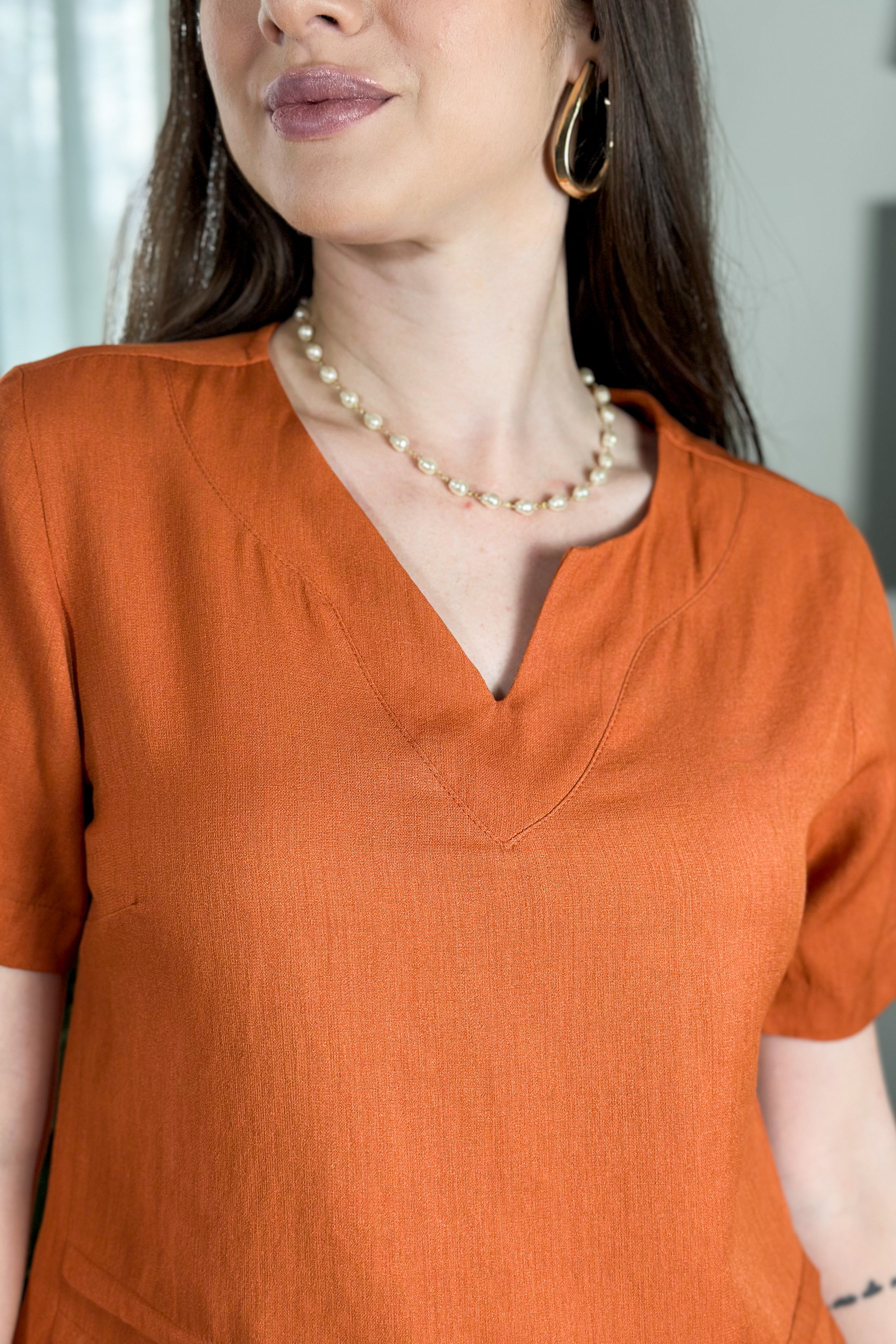 Blusa Manga Curta Em Visco Soft Decote "V" Raissa Terracota