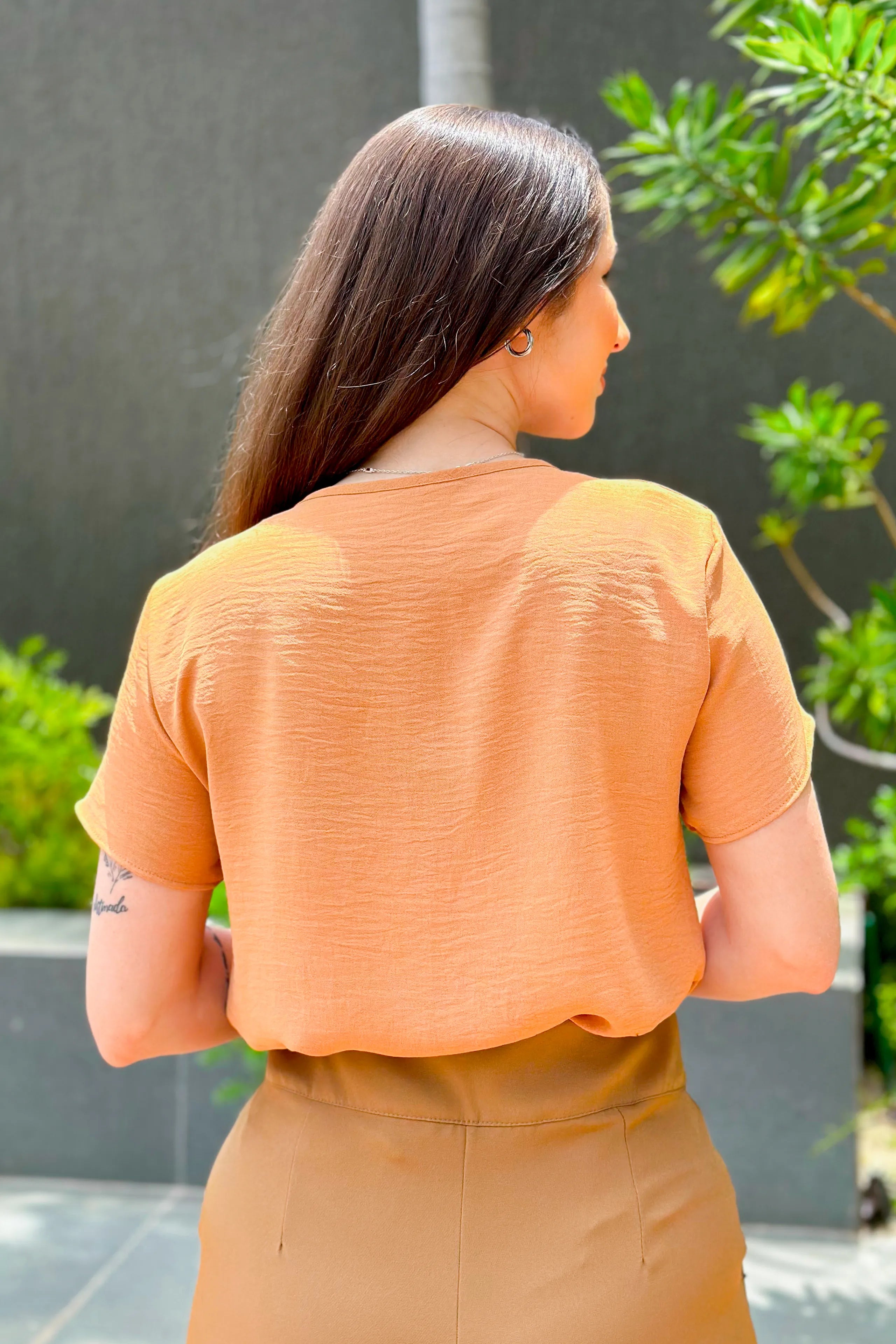 Blusa Decote Assimétrico Detalhe Botão Luana Marrom