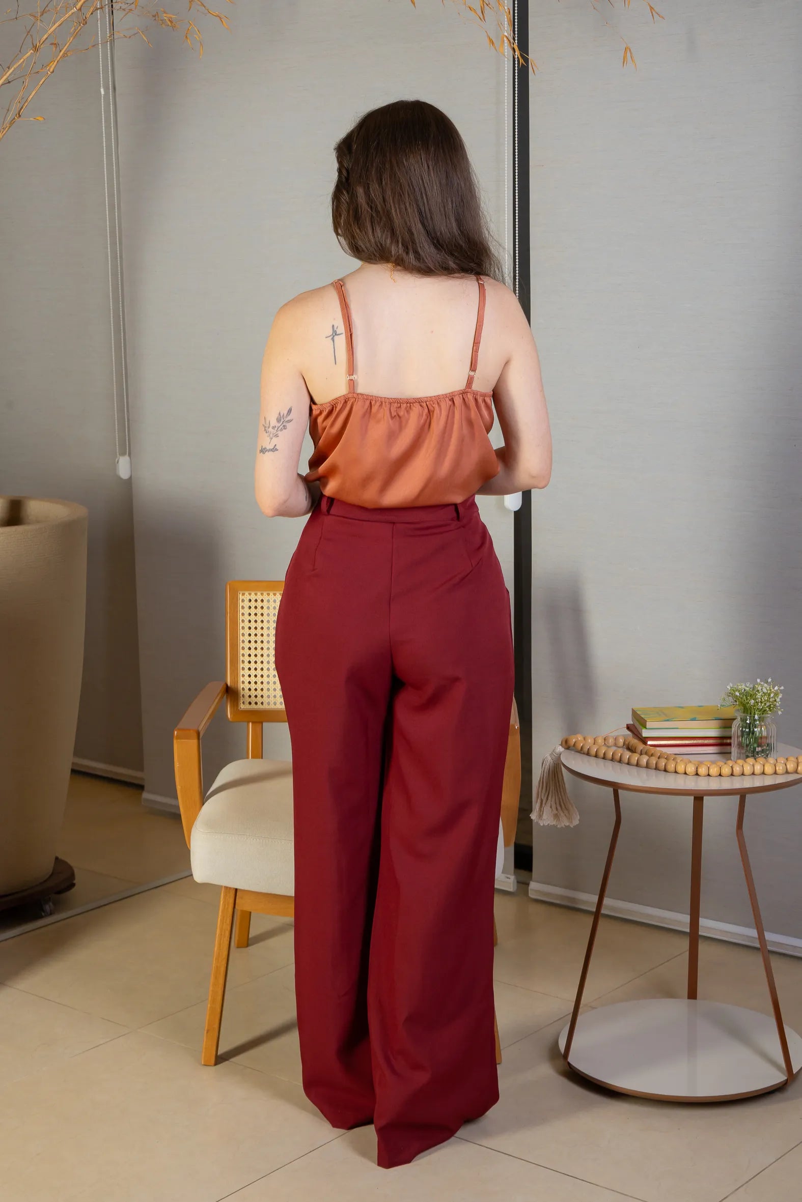 Conjunto: Blusa Regata Decote "V" Acetinada Fernanda Torres Terracota + Calça Pantalona Alfaiataria Lux Detalhe Passador Grazi Massafera Marsala