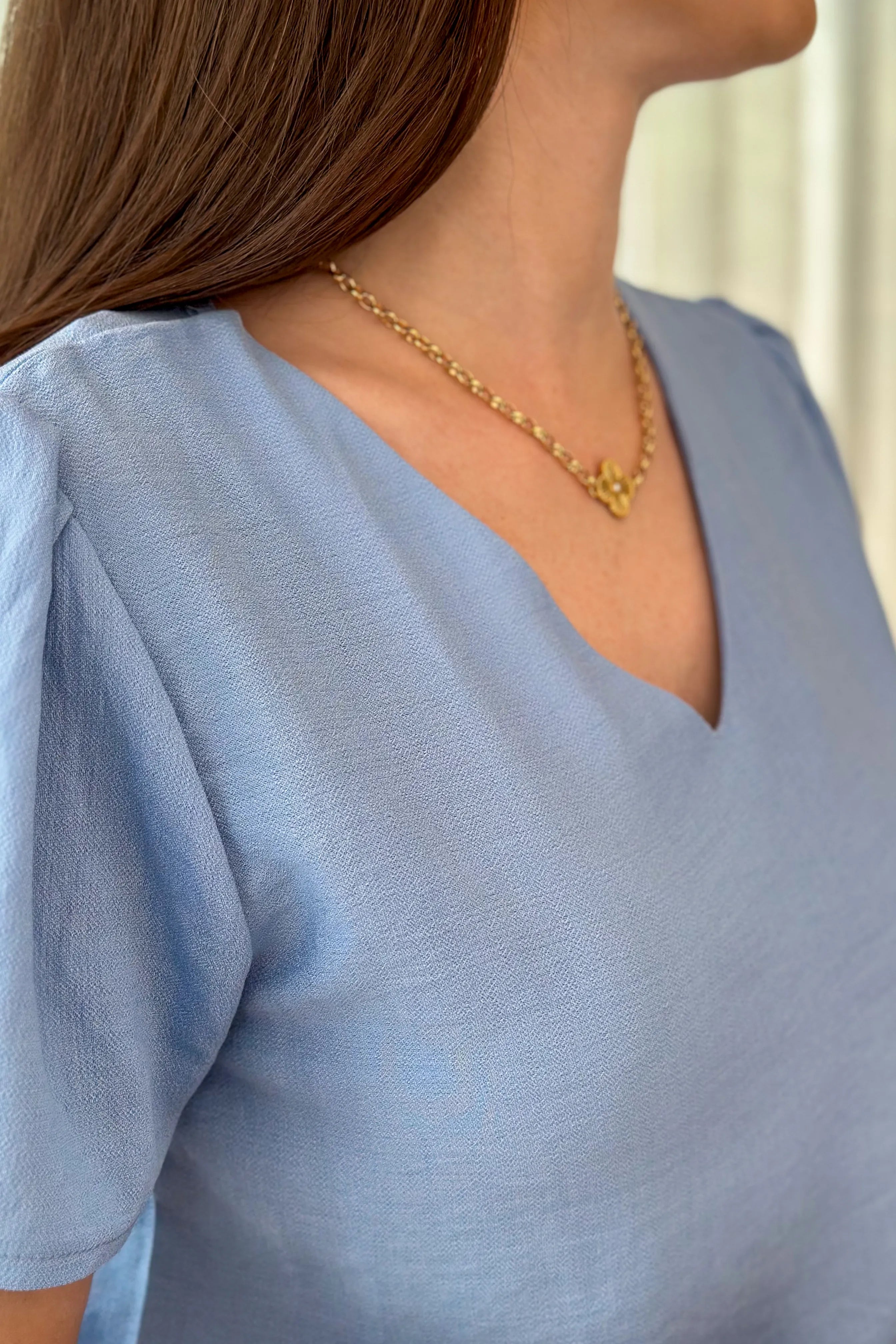 Blusa Manga Curta Decote "V" Detalhe Botões Lúcia Azul