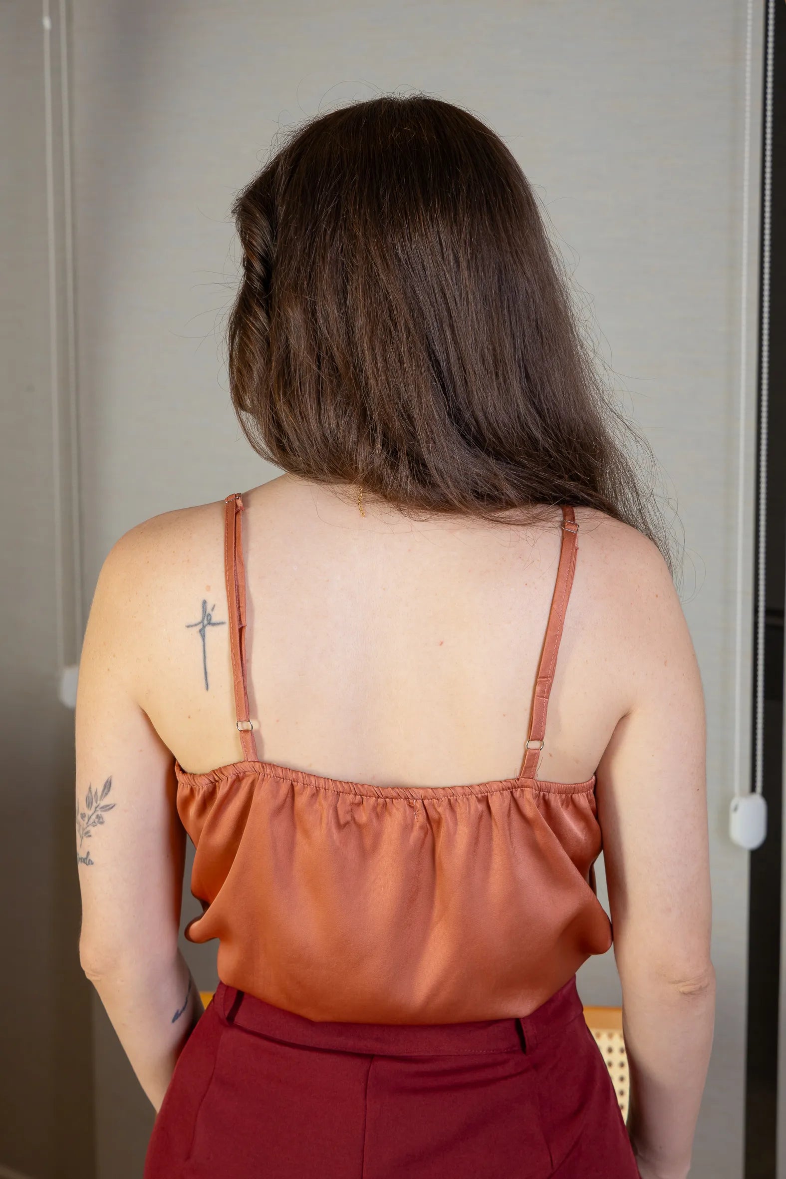 Blusa Regata Decote "V" Acetinada Fernanda Torres Terracota