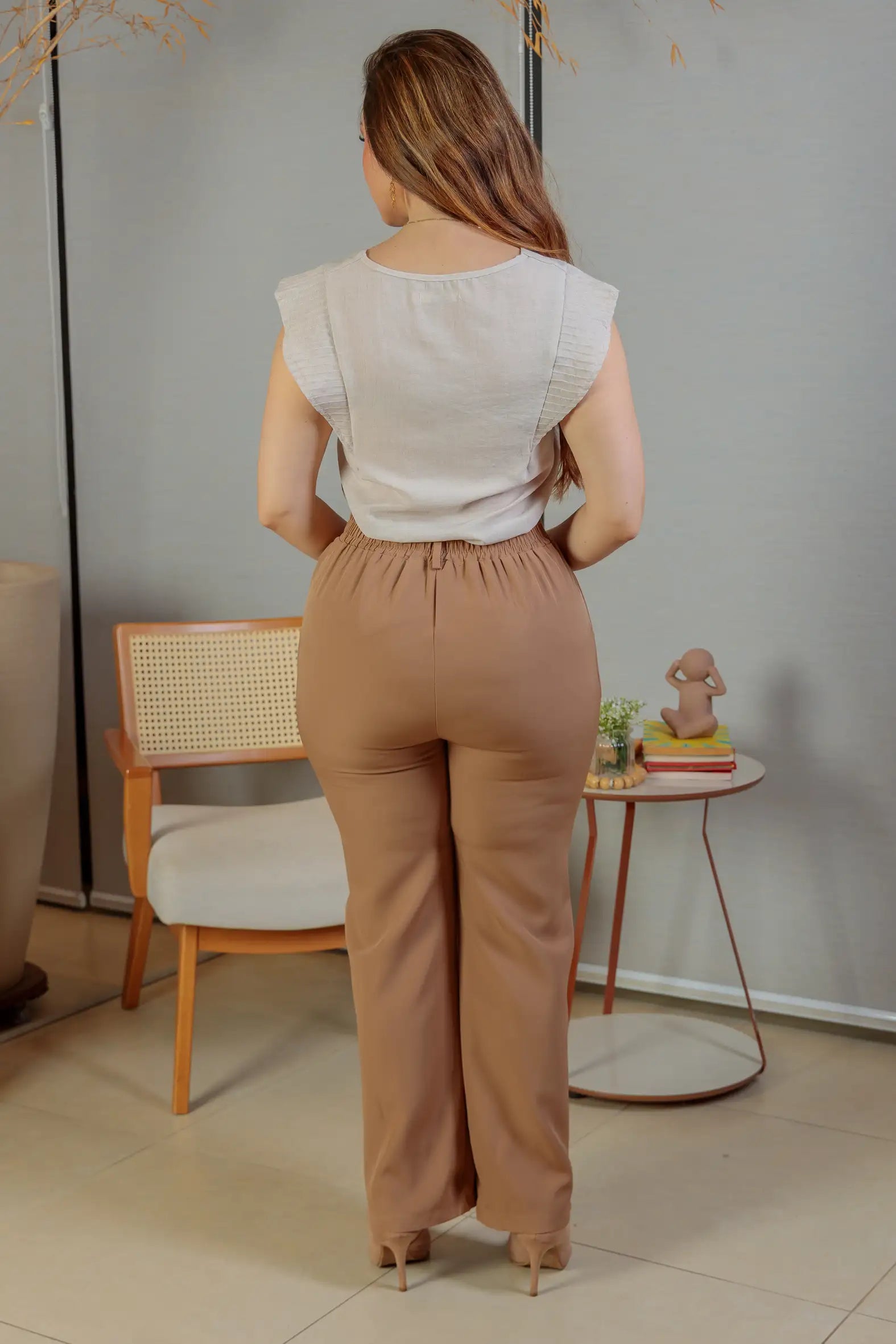 Blusa Regata Detalhe Babado Maísa Visco Essenza Bege