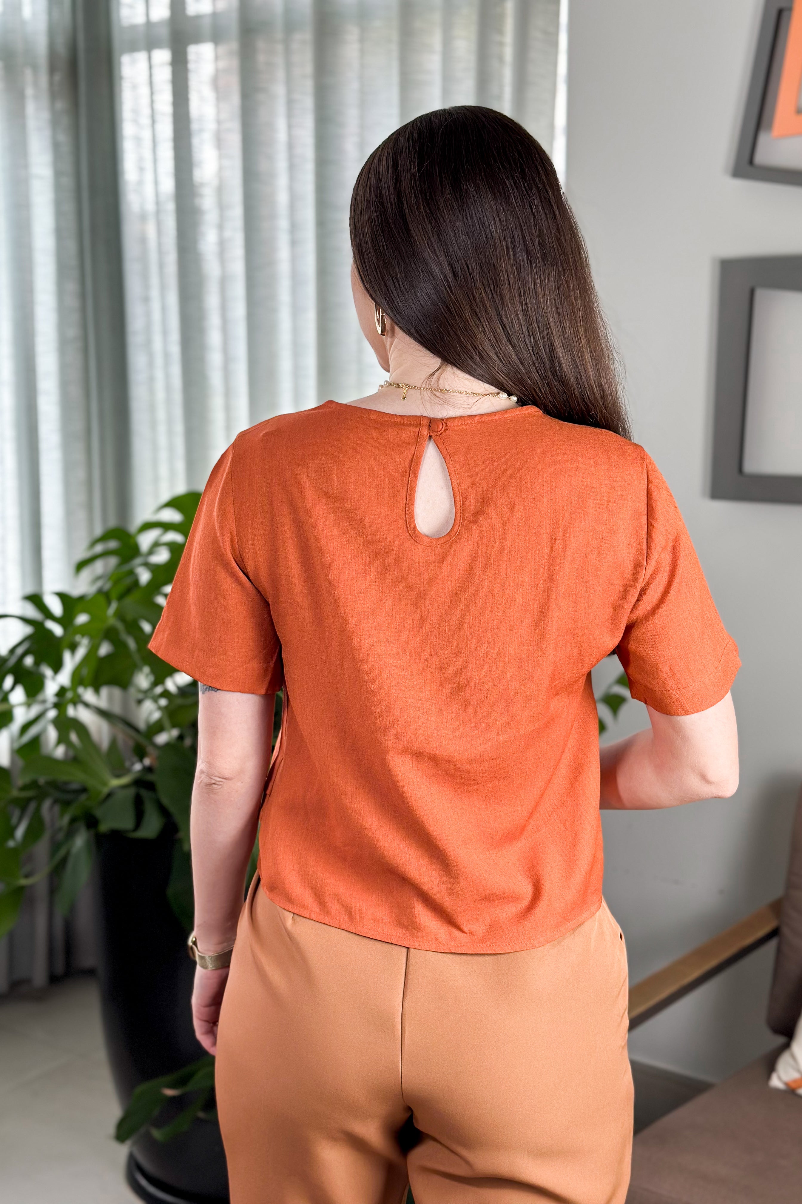 Blusa Manga Curta Em Visco Soft Decote "V" Raissa Terracota