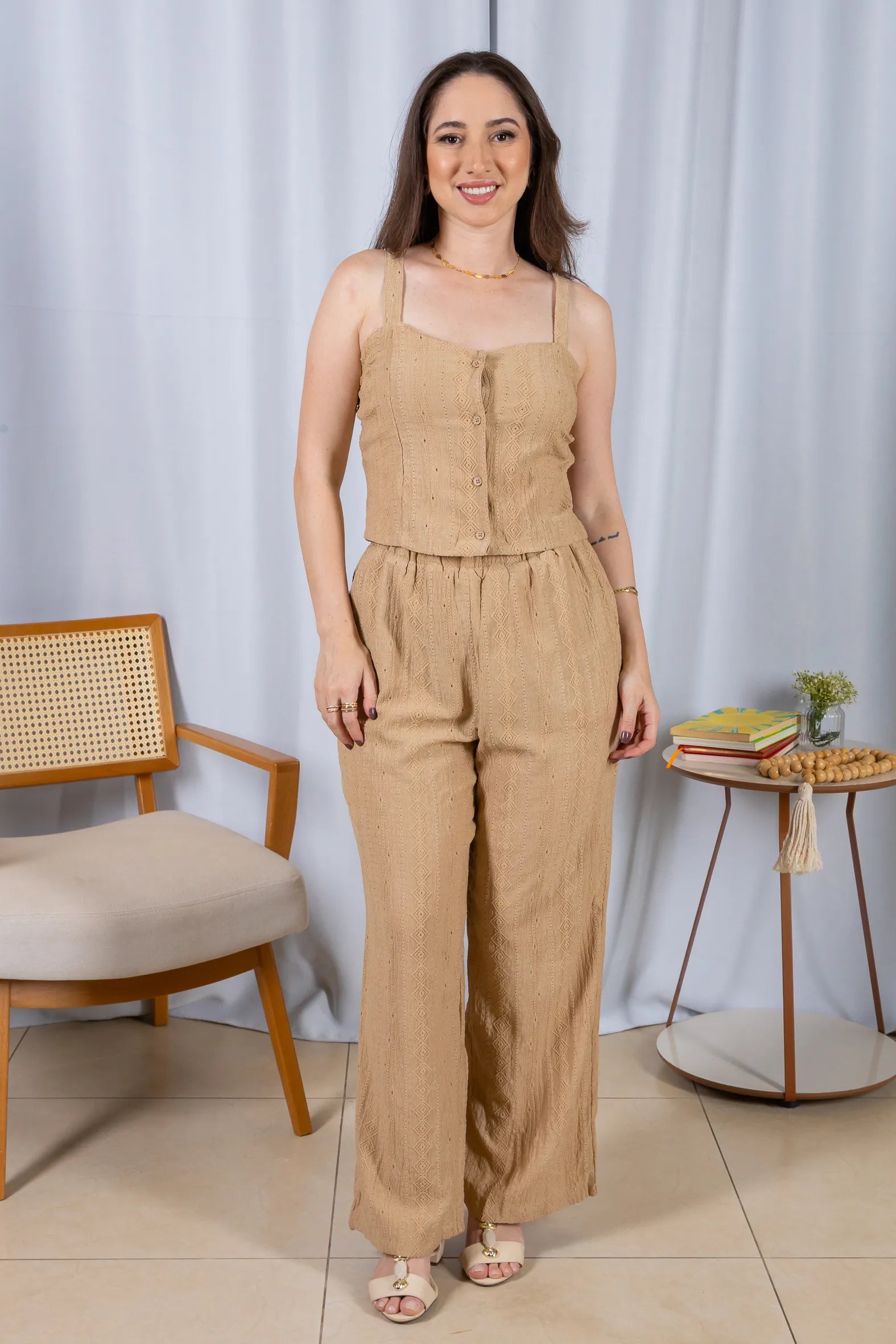 Conjunto: Cropped Alça com Bordado e Botões Crepe Soft Bege + Calça Pantalona Bordado e Cós com Elástico Crepe Soft Carla Bege
