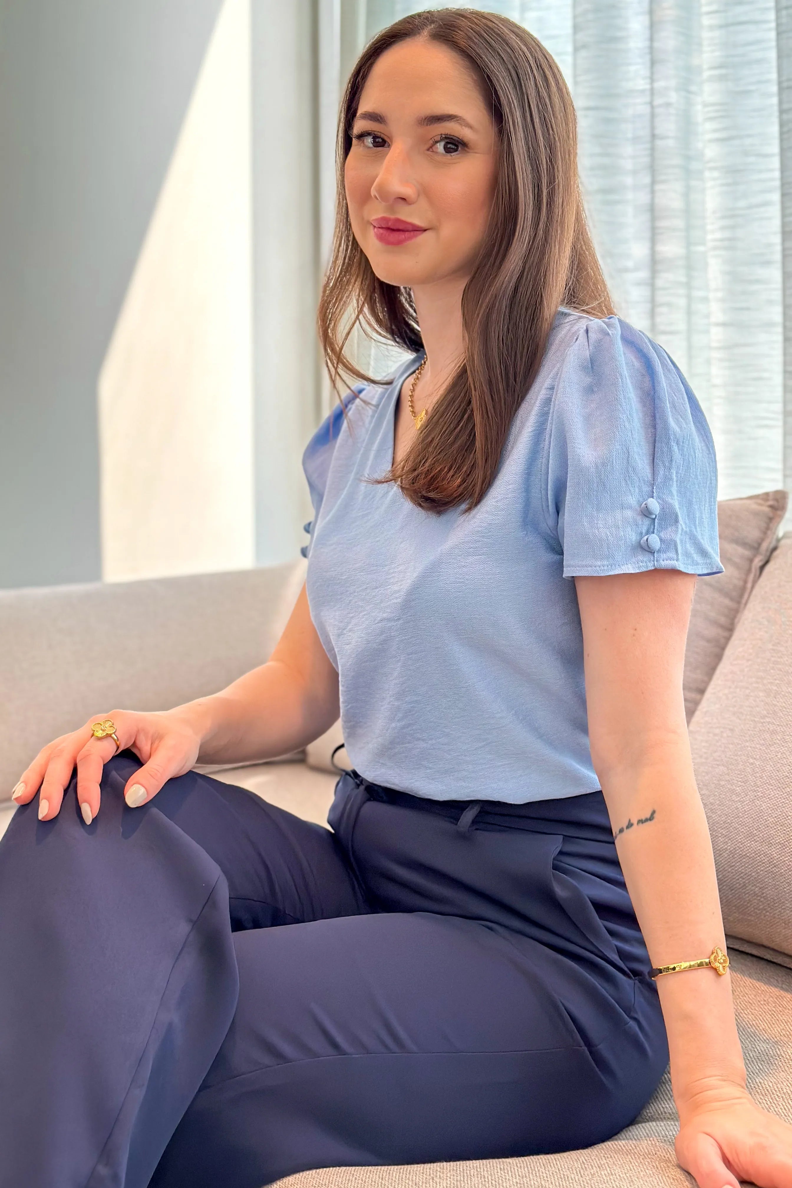 Blusa Manga Curta Decote "V" Detalhe Botões Lúcia Azul