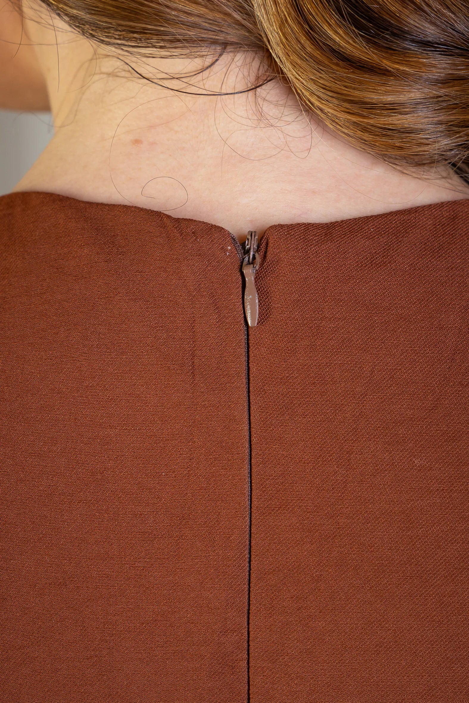 Macacão Alfaiataria Detalhe Bolso Juliana Paes Marrom