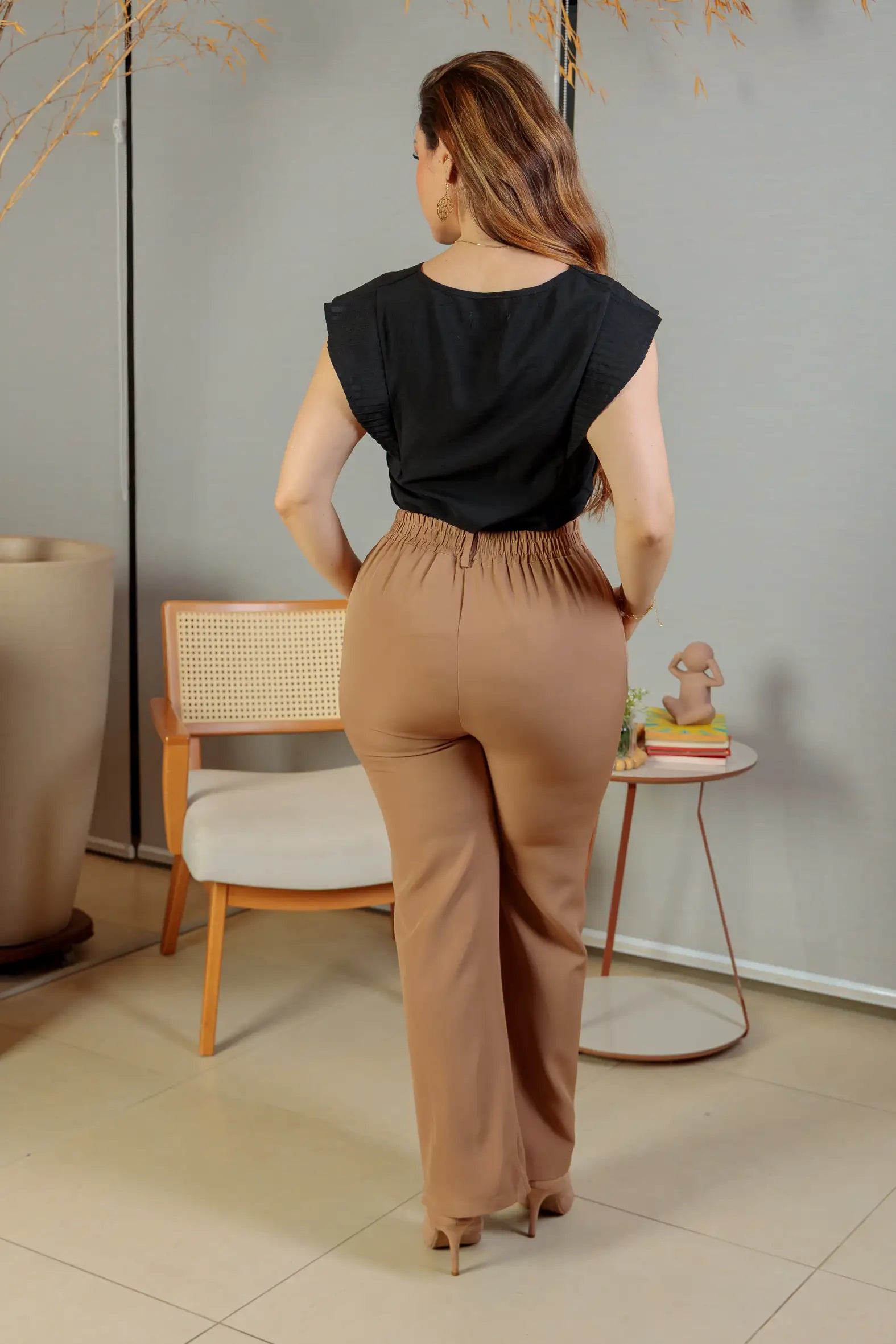 Blusa Regata Detalhe Babado Visco Essenza Maísa Preta