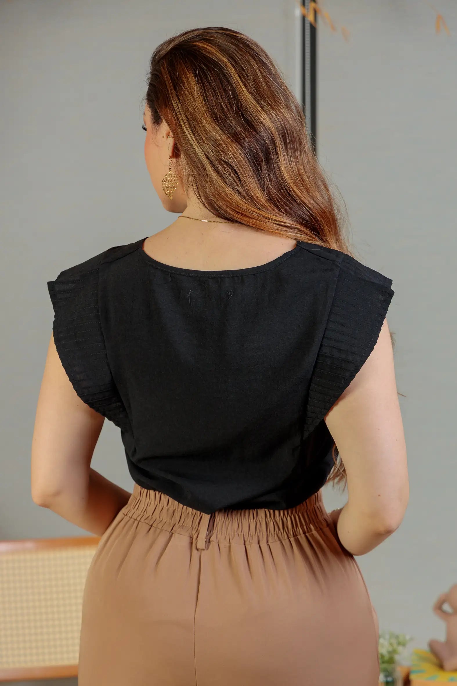 Blusa Regata Detalhe Babado Visco Essenza Maísa Preta
