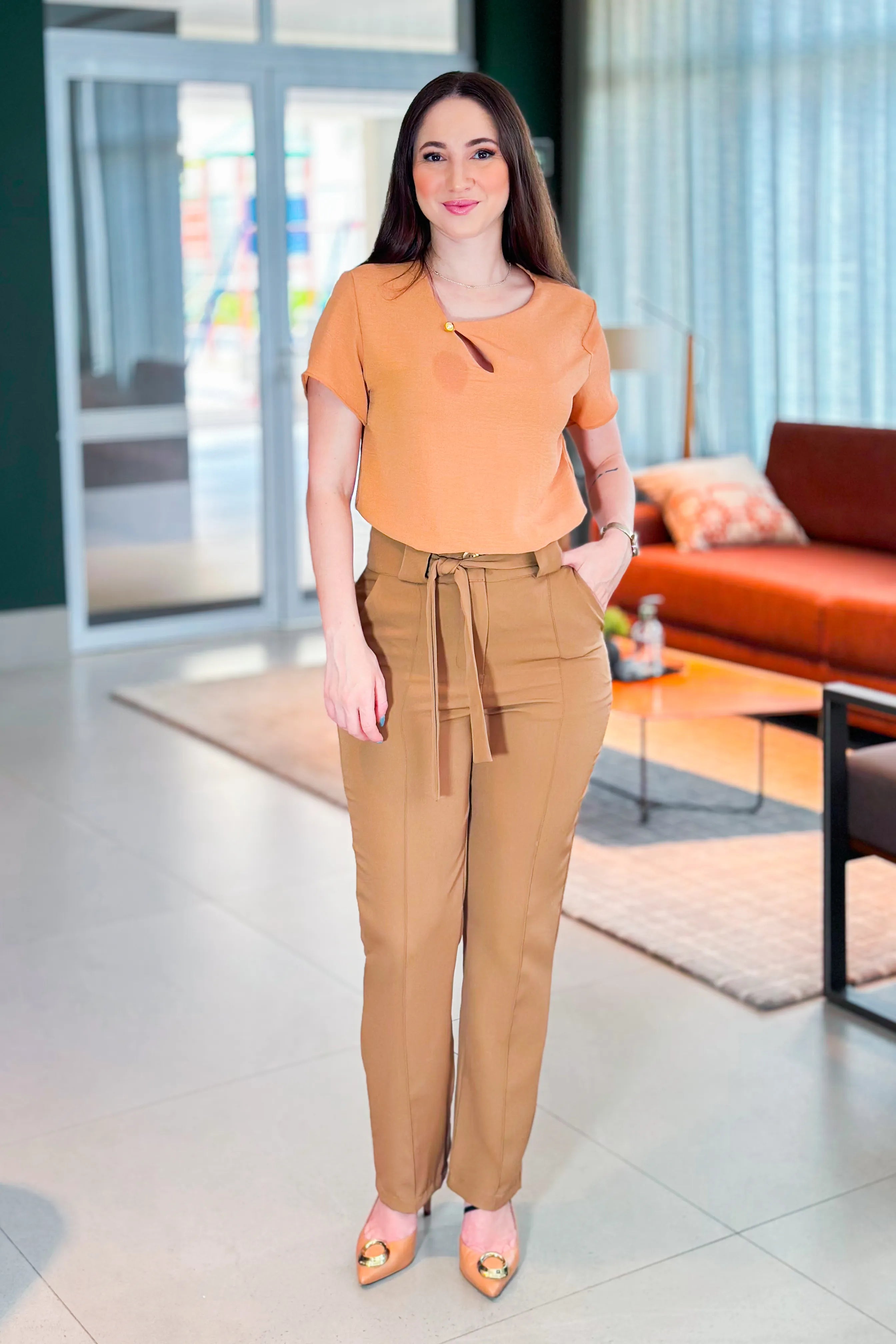 Blusa Decote Assimétrico Detalhe Botão Luana Marrom