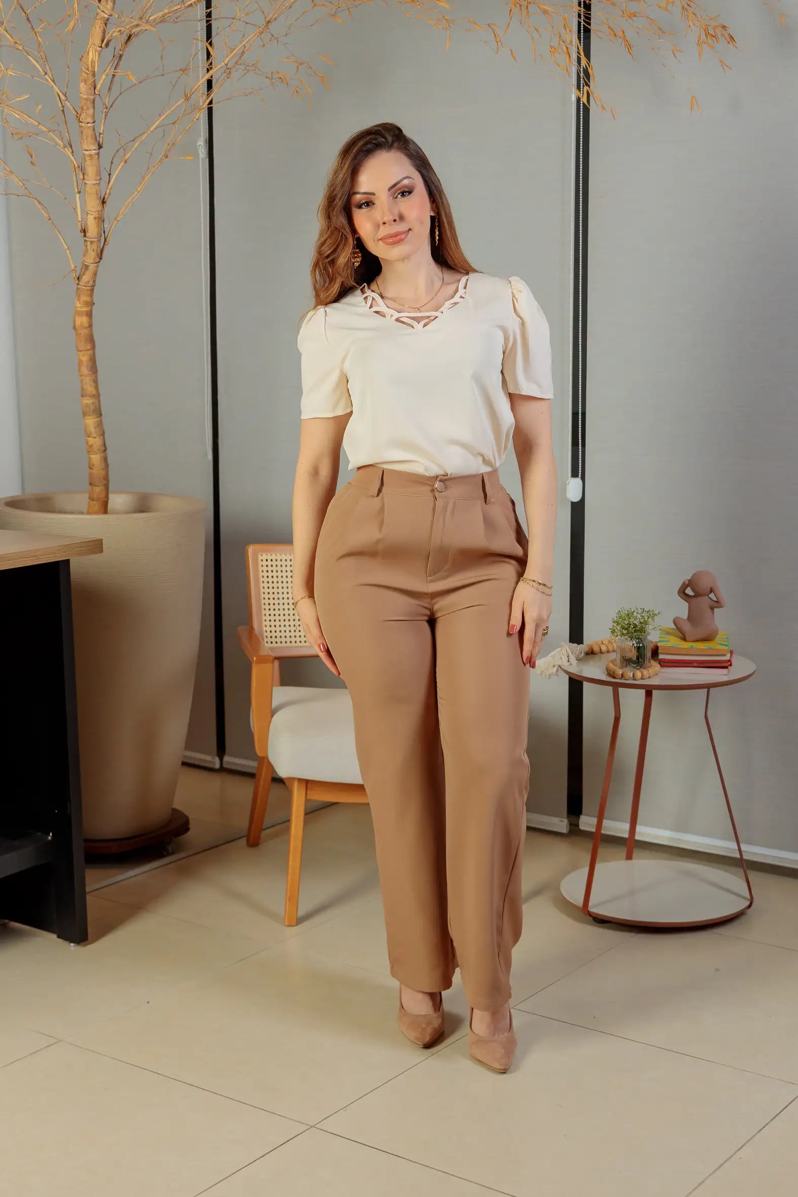 Blusa Manga Curta Detalhe Decote Crepe Classic Carolina Bege