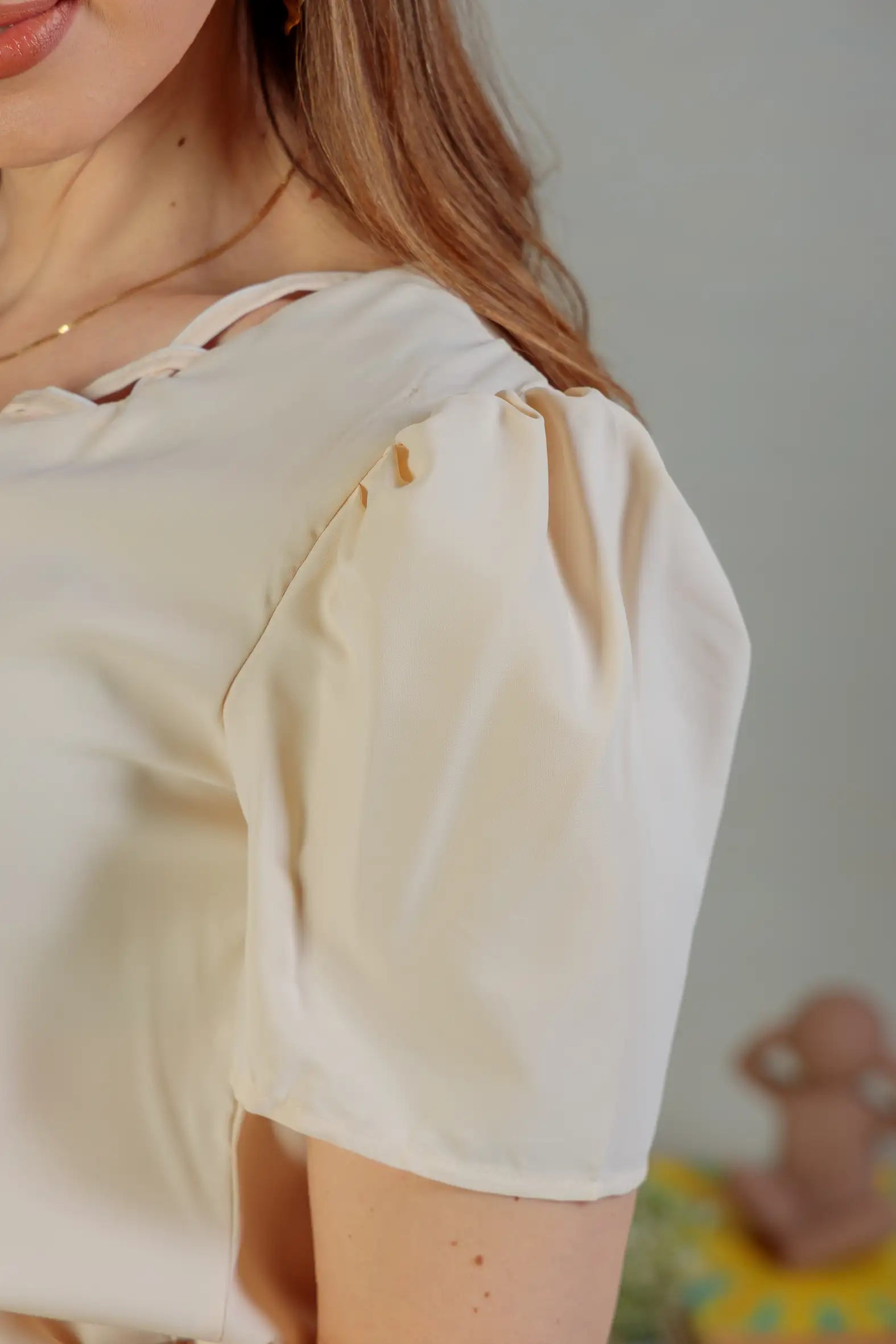 Blusa Manga Curta Detalhe Decote Crepe Classic Carolina Bege