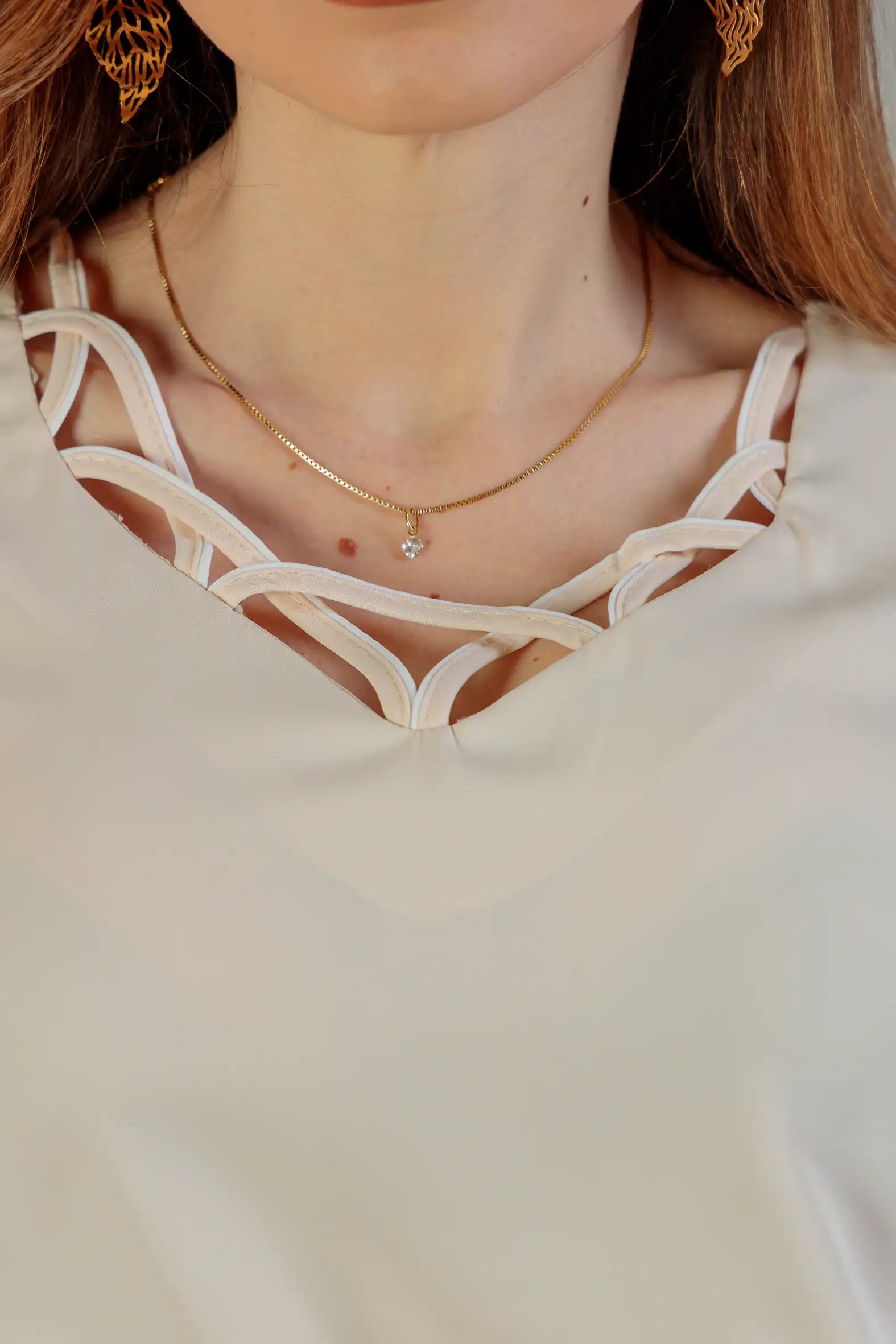 Blusa Manga Curta Detalhe Decote Crepe Classic Carolina Bege