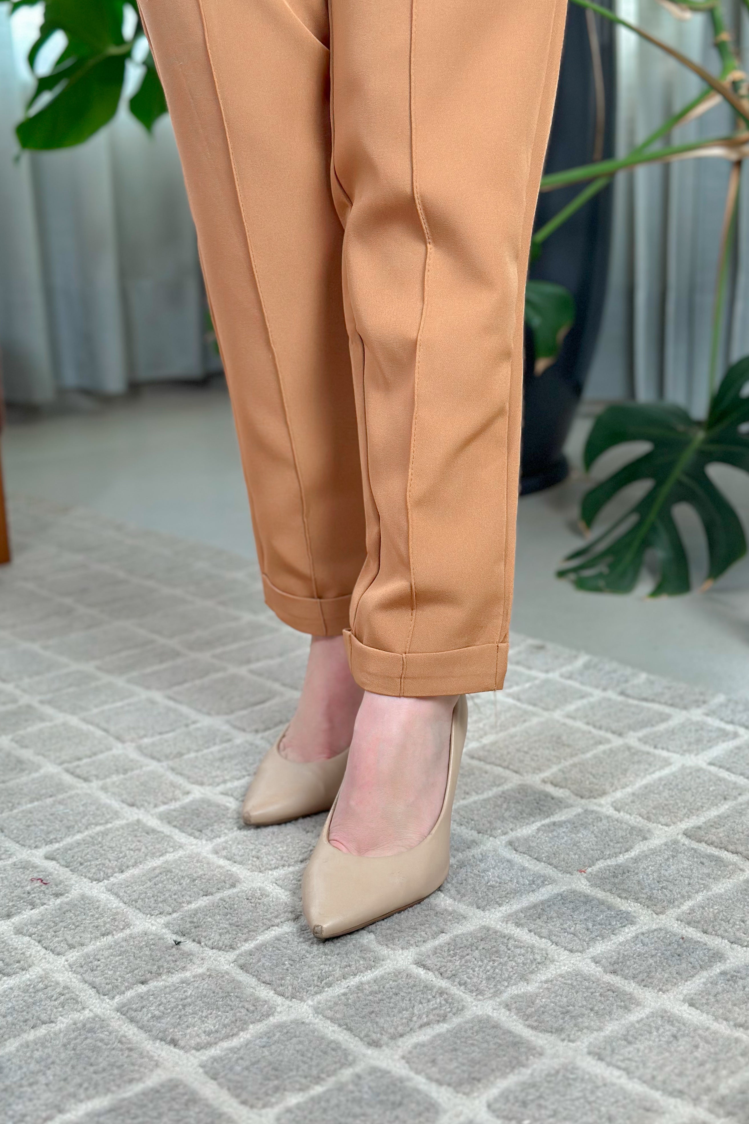 Calça Corte Reto Alfaiataria Botão Duplo Pietra Marrom