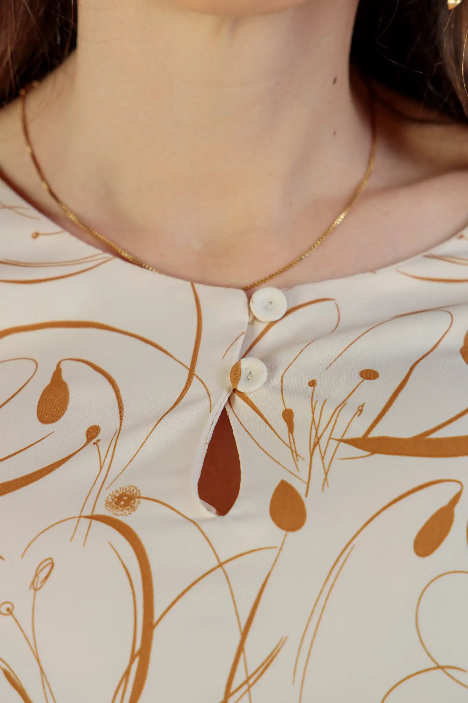 Blusa Manga Curta Transpassada Crepe Classic Celina Estampada Marrom