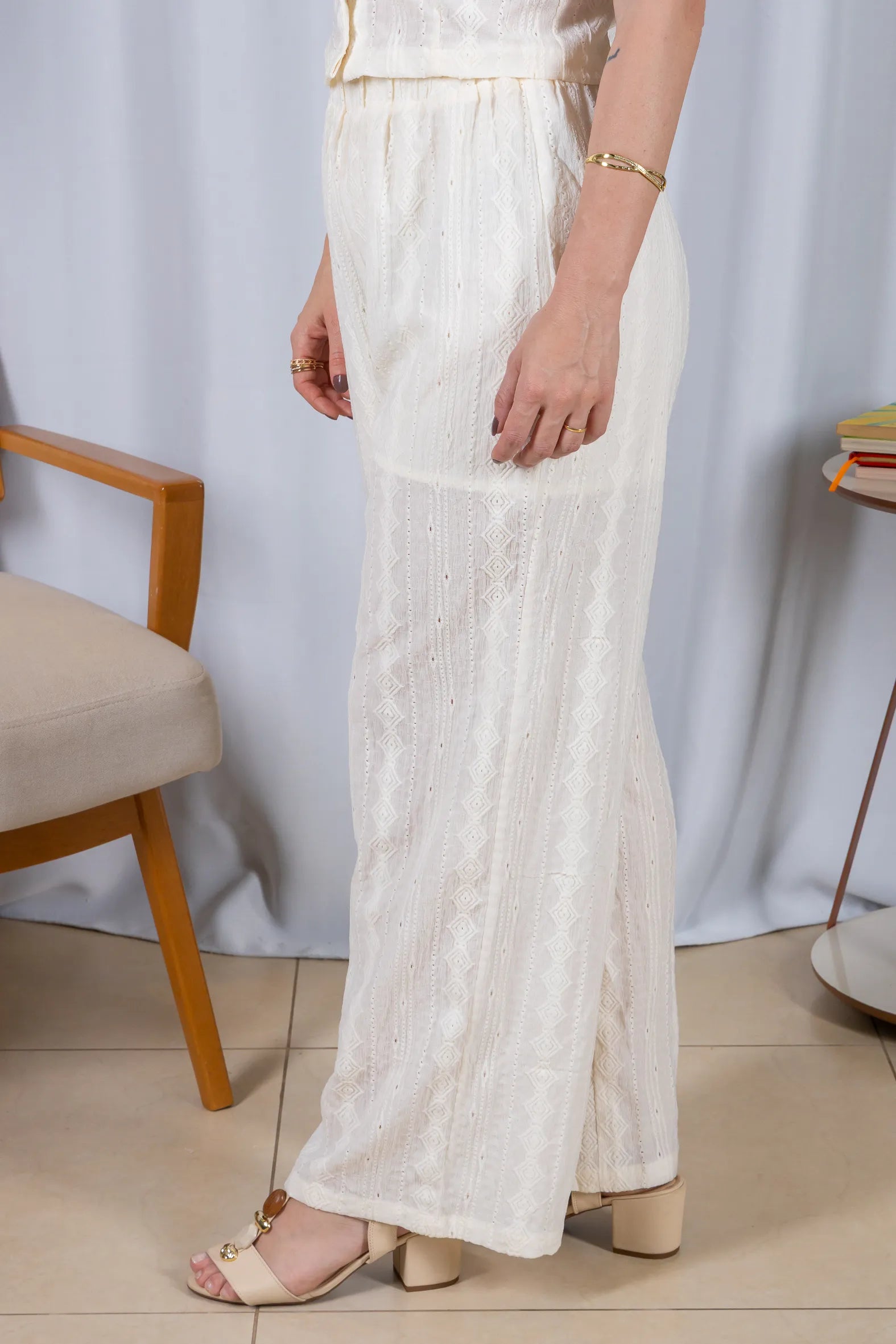 Calça Pantalona Bordado e Cós com Elástico Carla Crepe Soft Off White