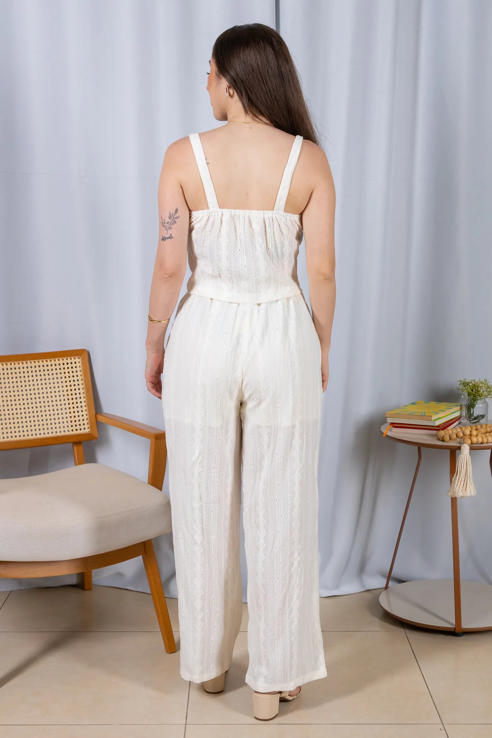 Calça Pantalona Bordado e Cós com Elástico Carla Crepe Soft Off White