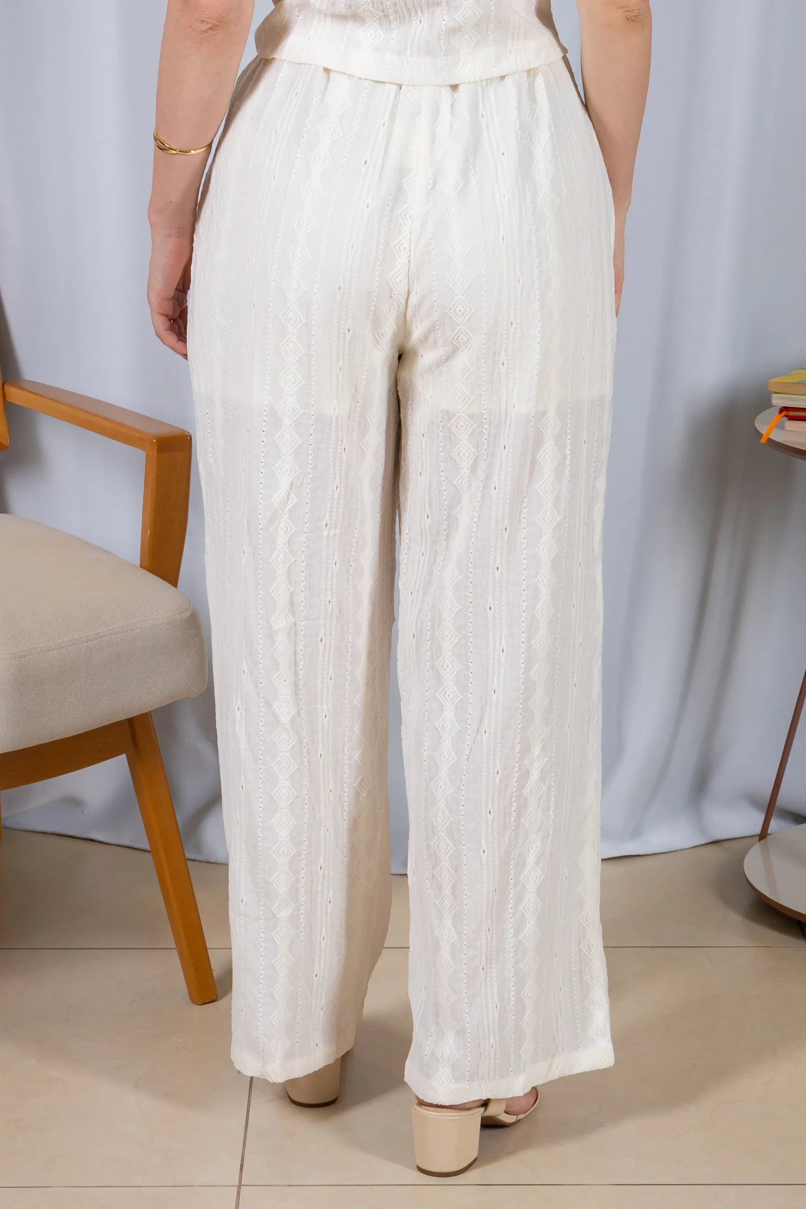 Calça Pantalona Bordado e Cós com Elástico Carla Crepe Soft Off White