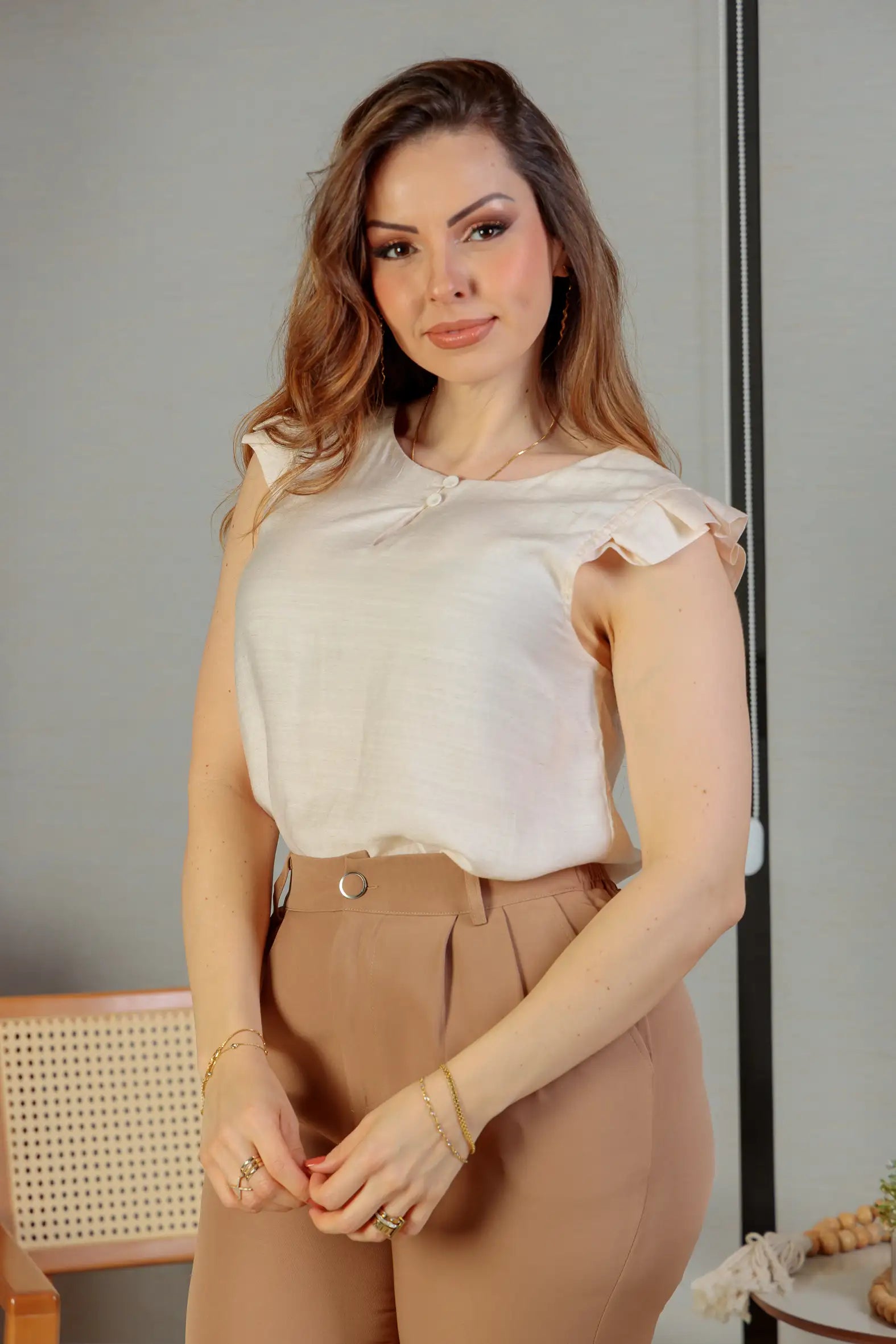 Blusa Babados Manga Detalhe Botão Visco Brise Yara Creme