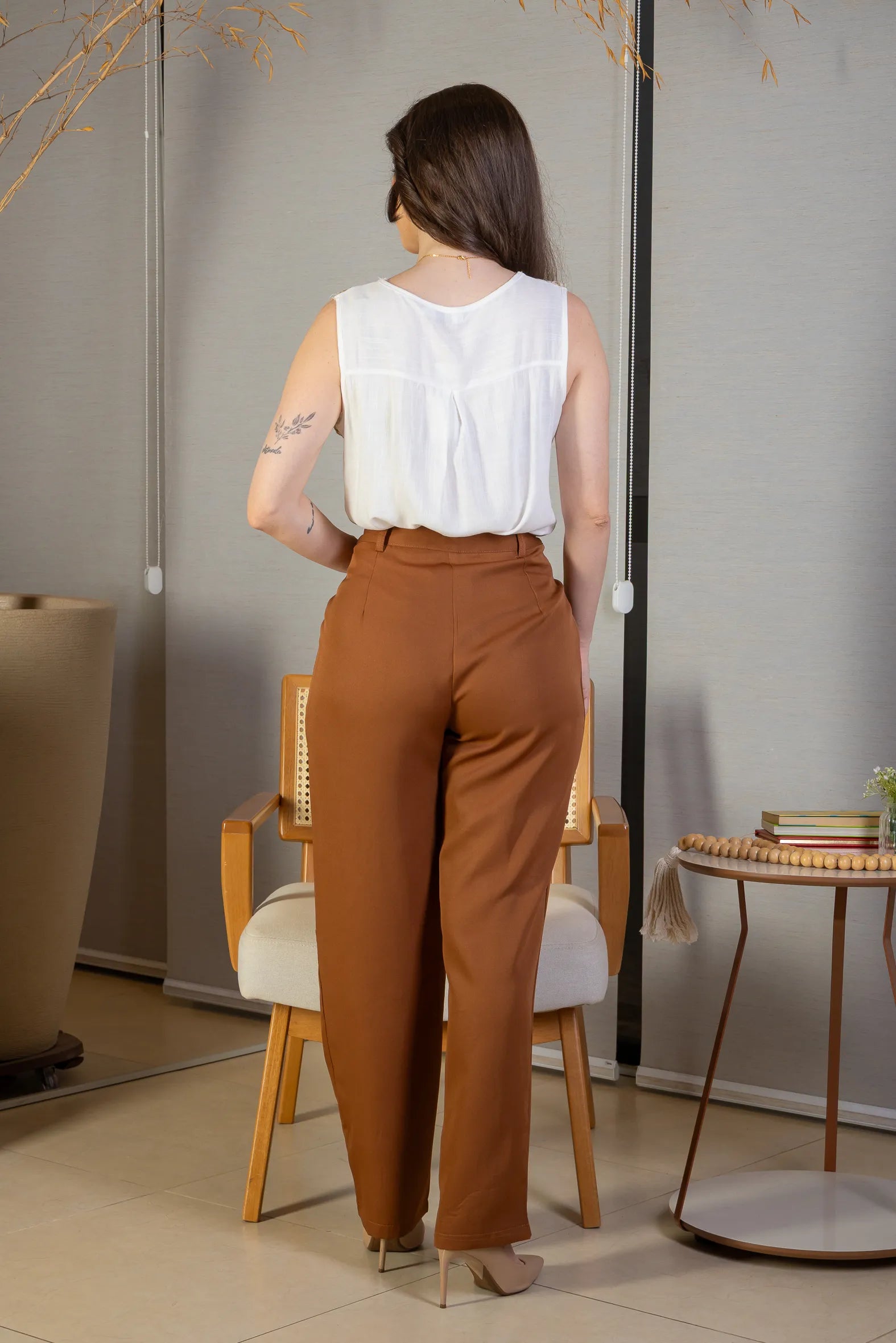 Conjunto: Blusa Regata Detalhe Bordado Visco-linho Ana Maria Braga Branca + Calça Corte Reto Alfaiataria Detalhe Bolso Adriana Esteves Marrom