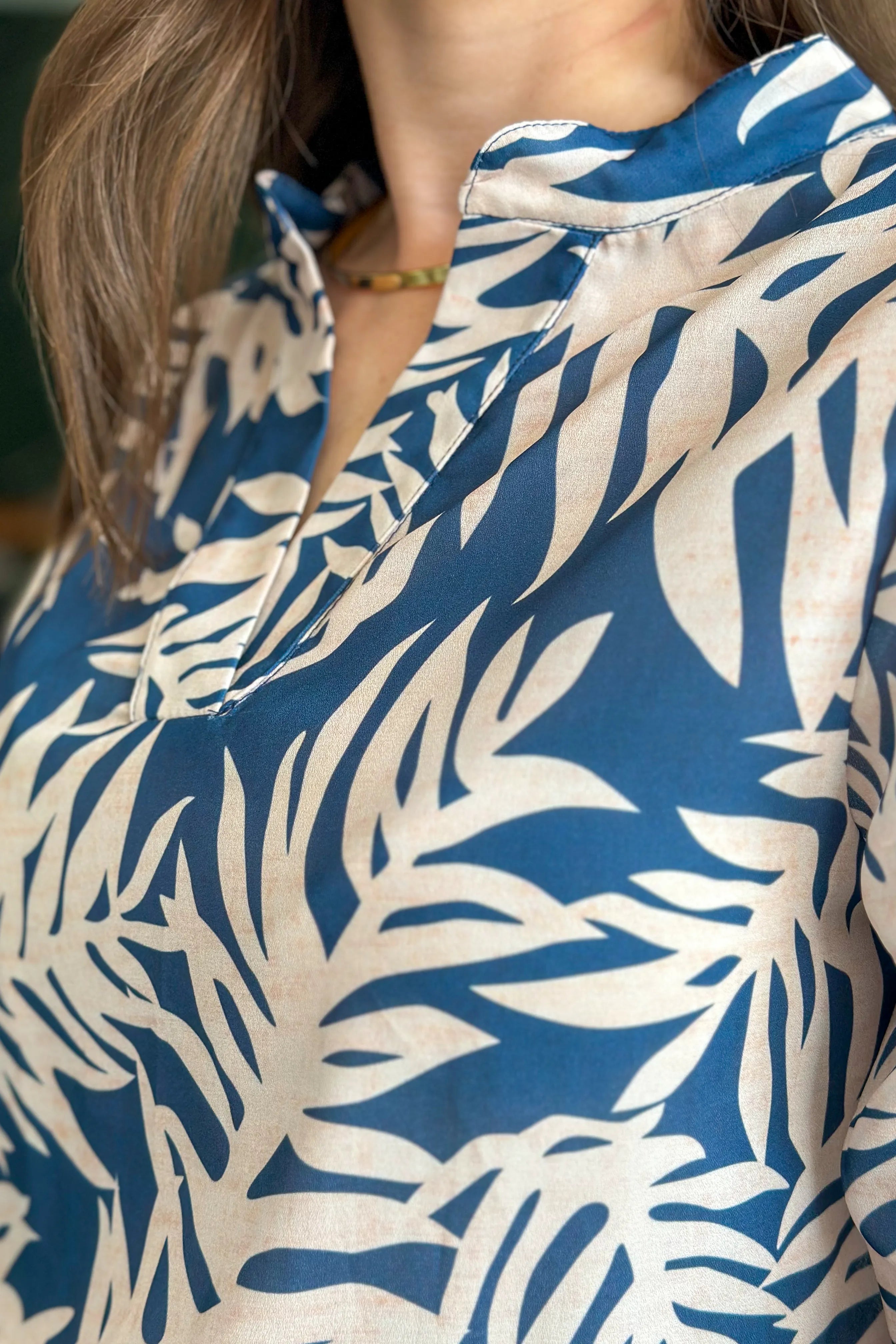 Blusa Manga 3/4 Decote "V" Deise Estampada Azul