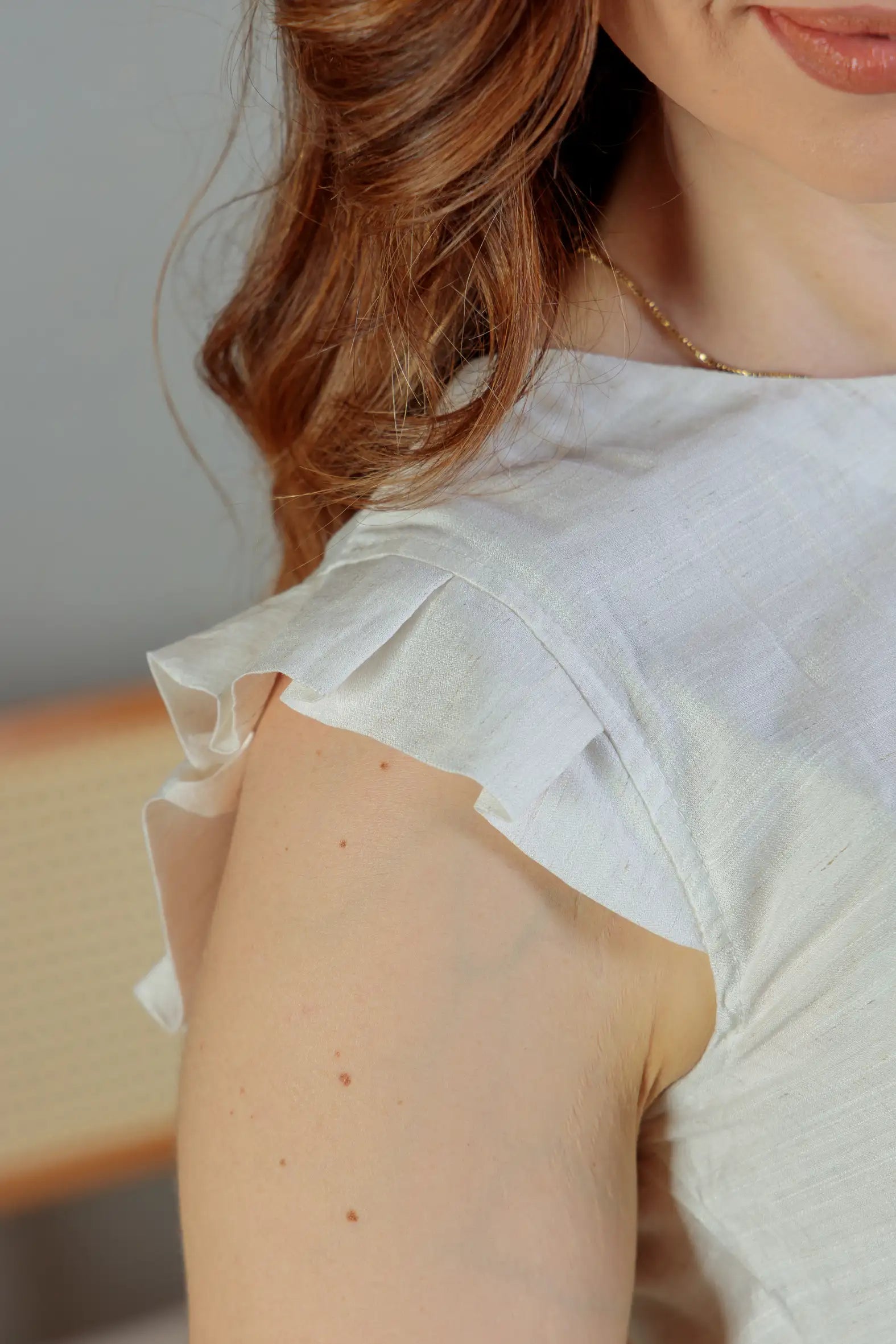 Blusa Babados Manga Detalhe Botão Visco Brise Yara Branca