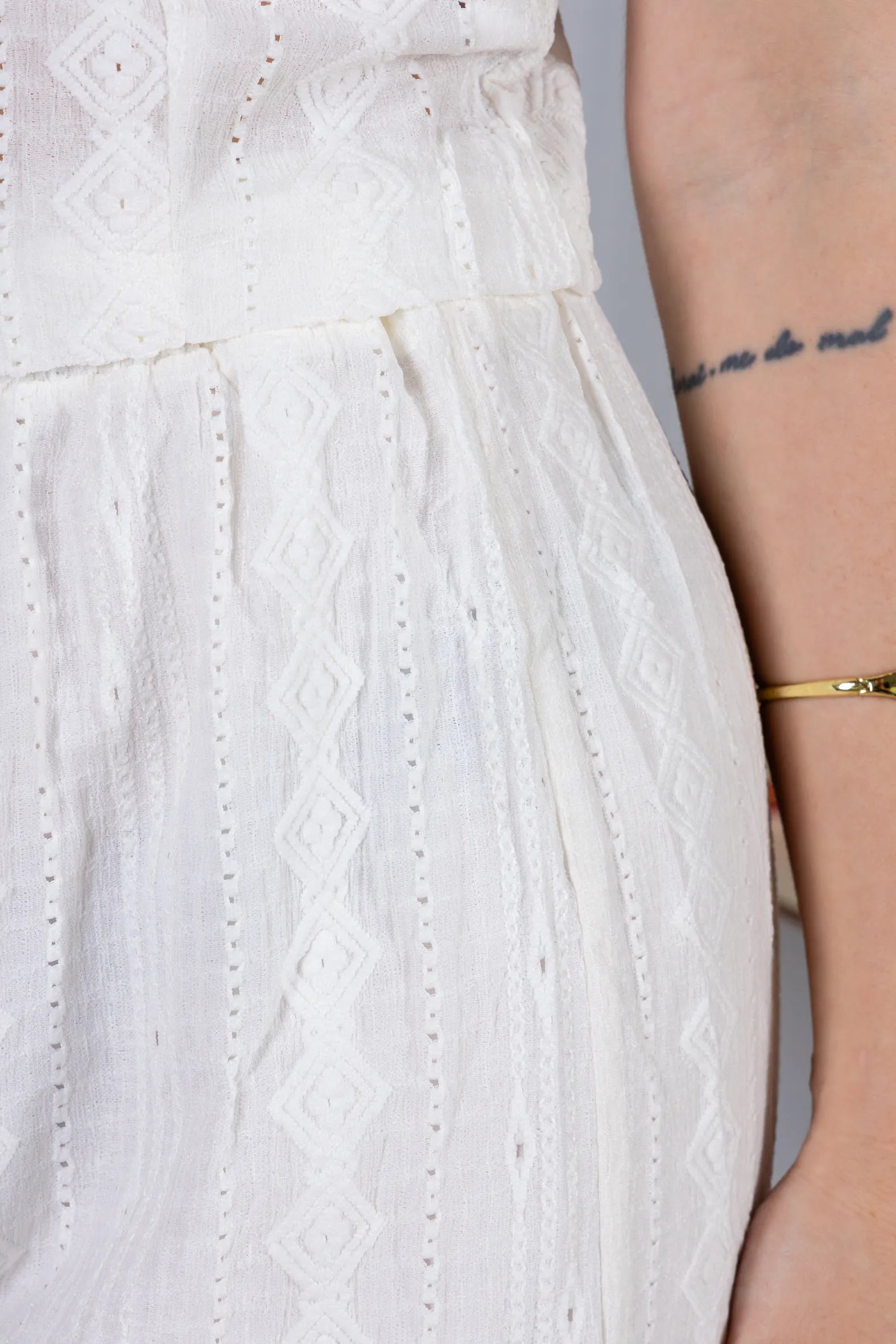 Calça Pantalona Bordado e Cós com Elástico Crepe Soft Carla Branco