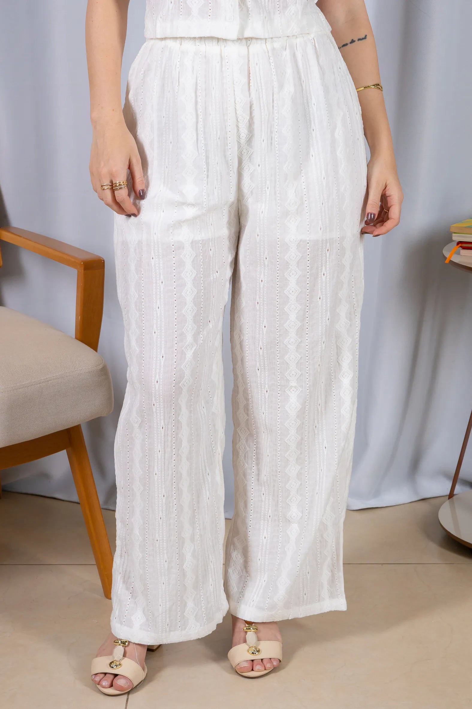Calça Pantalona Bordado e Cós com Elástico Crepe Soft Carla Branco
