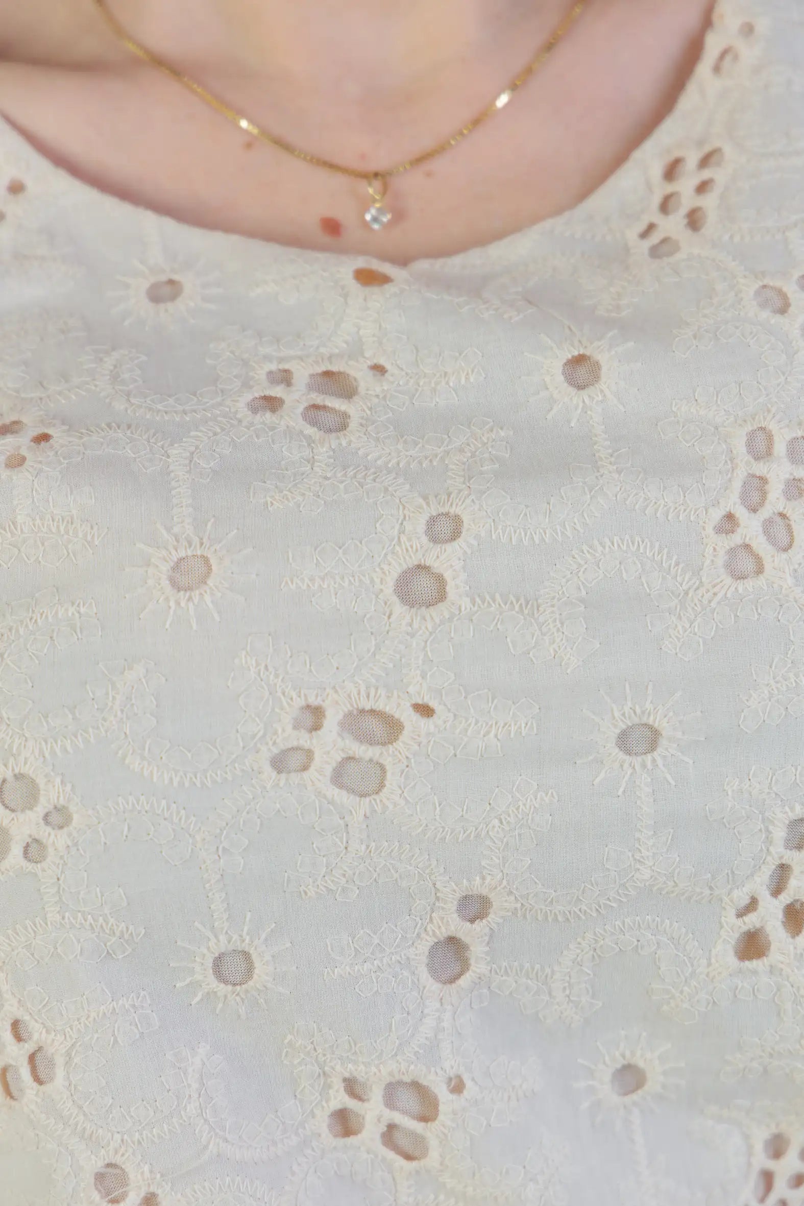 Blusa Regata Em Algodão Textura Bordada Laise Suzy Creme