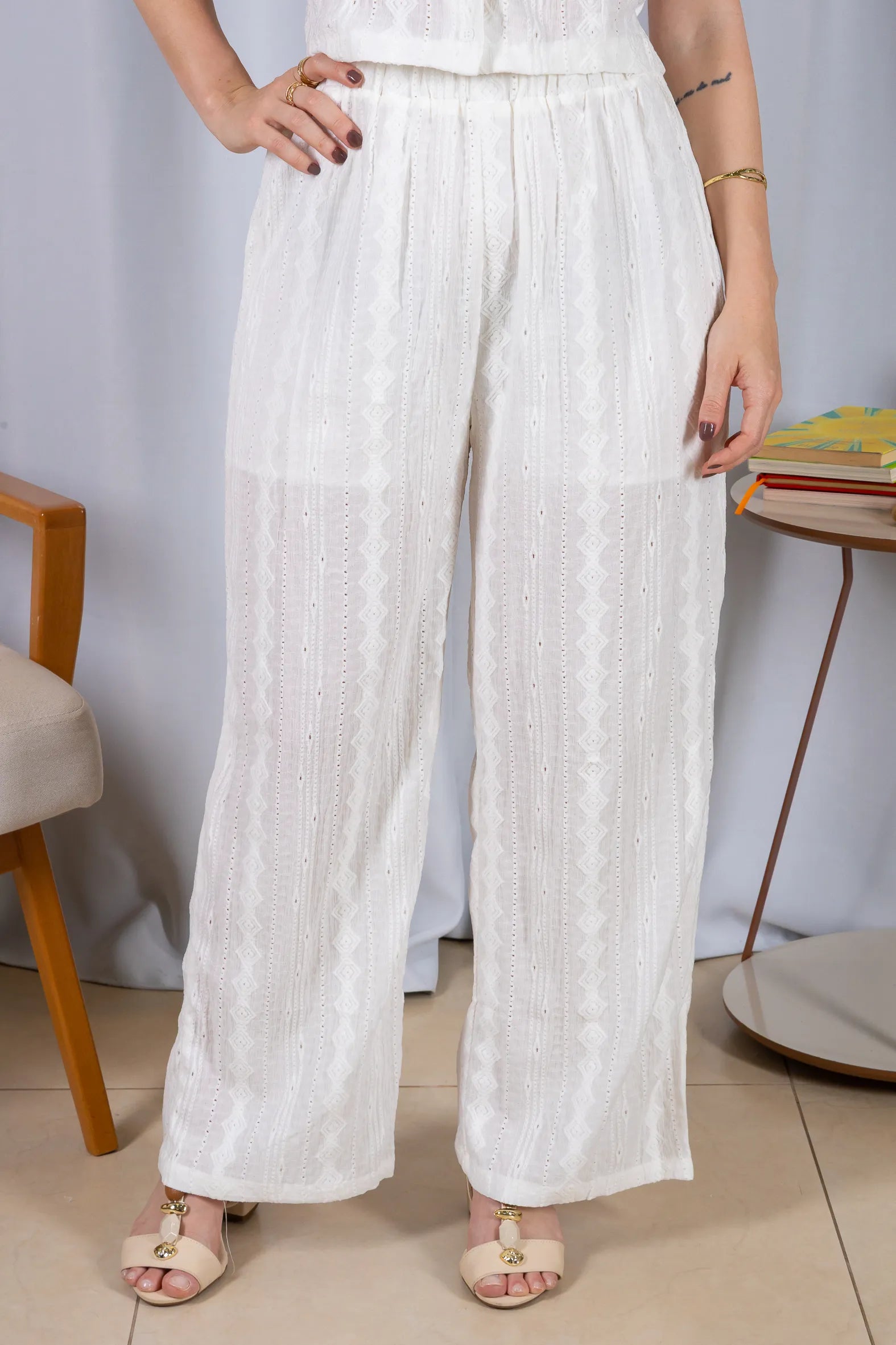Calça Pantalona Bordado e Cós com Elástico Crepe Soft Carla Branco
