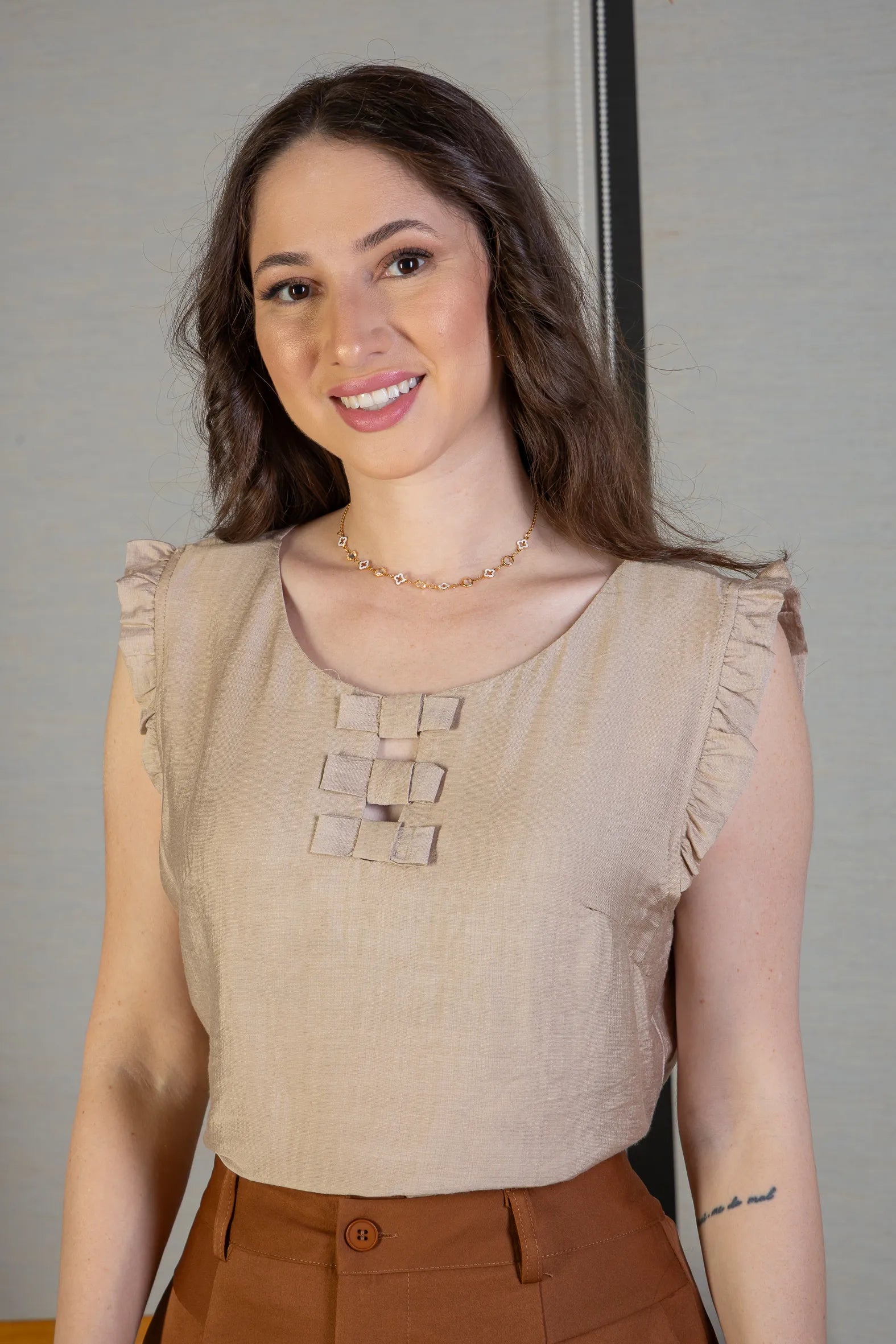 Blusa Regata Detalhe Laços Poli-linho Sandy Lima Bege