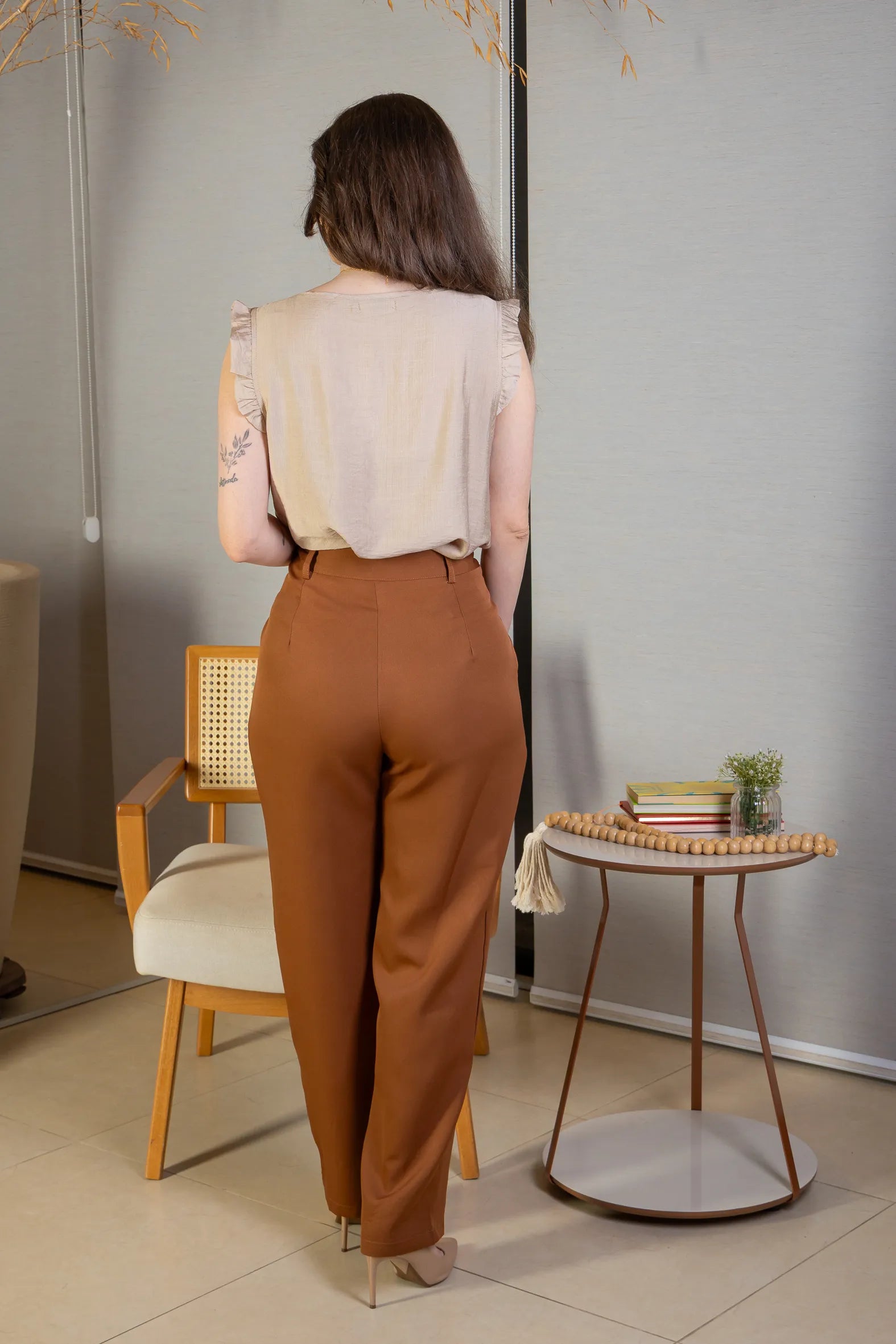 Conjunto: Blusa Regata Detalhe Laços Poli-linho Sandy Lima Bege + Calça Corte Reto Alfaiataria Detalhe Bolso Adriana Esteves Marrom