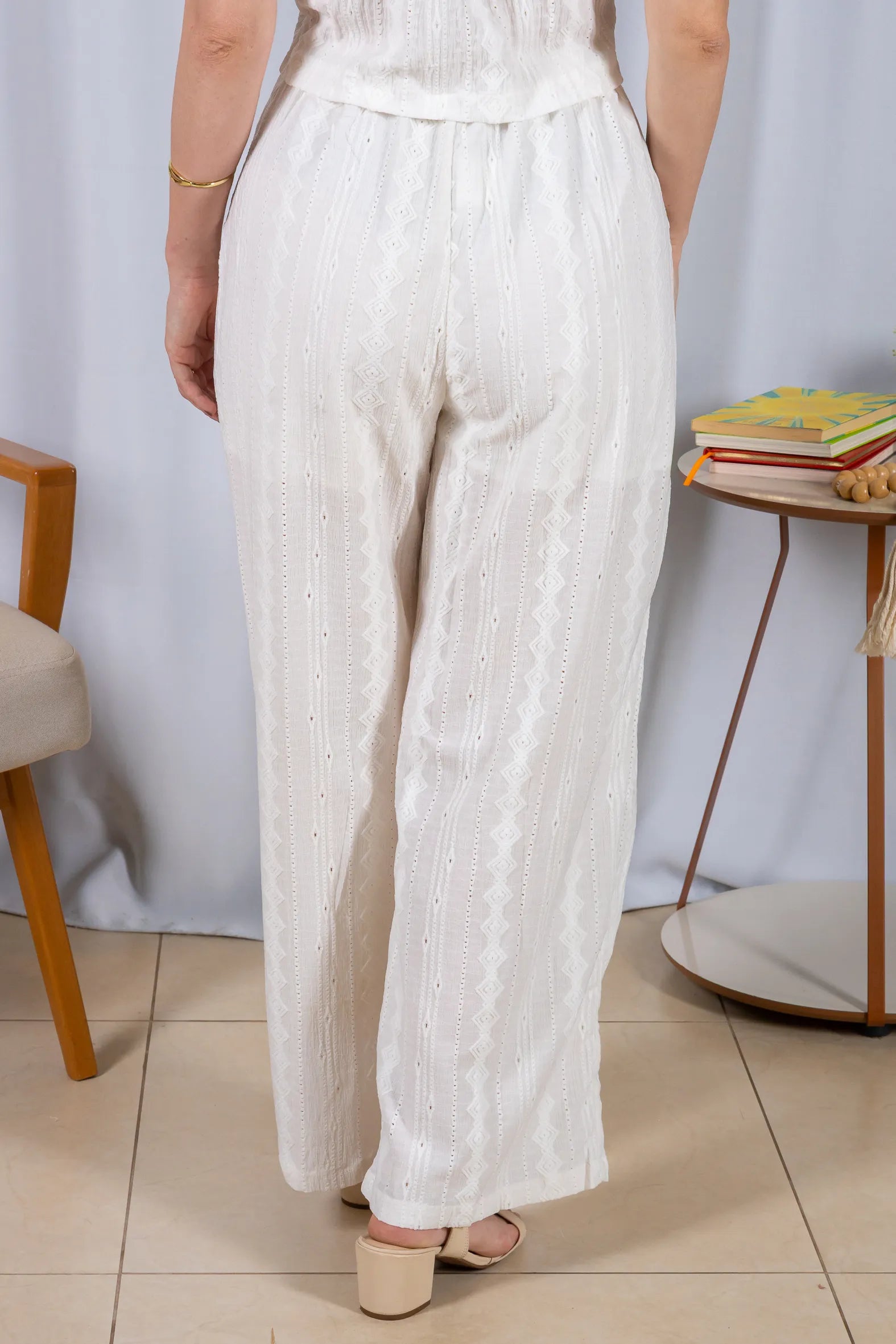 Calça Pantalona Bordado e Cós com Elástico Crepe Soft Carla Branco