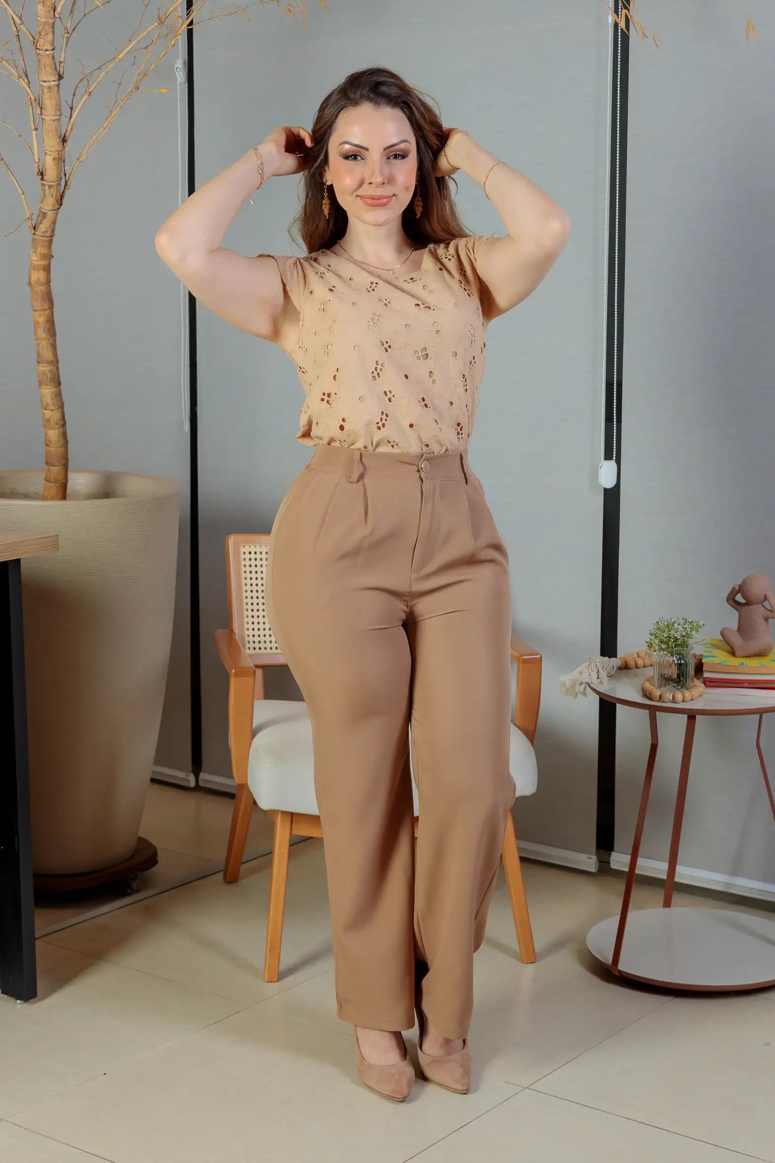 Blusa Regata Em Algodão Textura Bordada Laise Suzy Bege