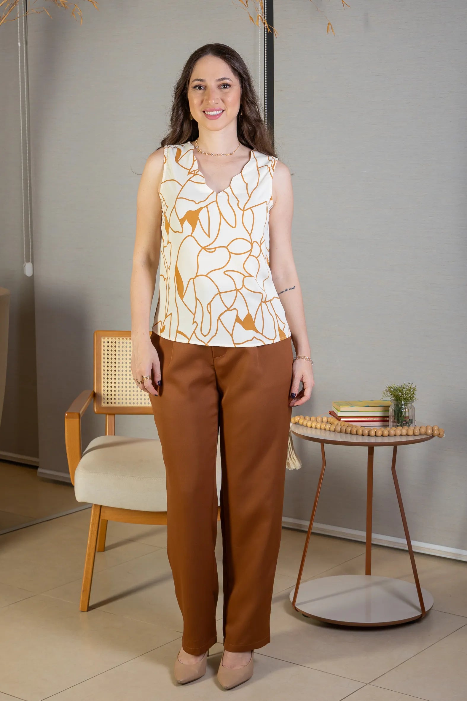 Conjunto: Blusa Regata Detalhe Decote Crepe Classic Estampada Hebe Camargo Creme + Calça Corte Reto Alfaiataria Detalhe Bolso Adriana Esteves Marrom