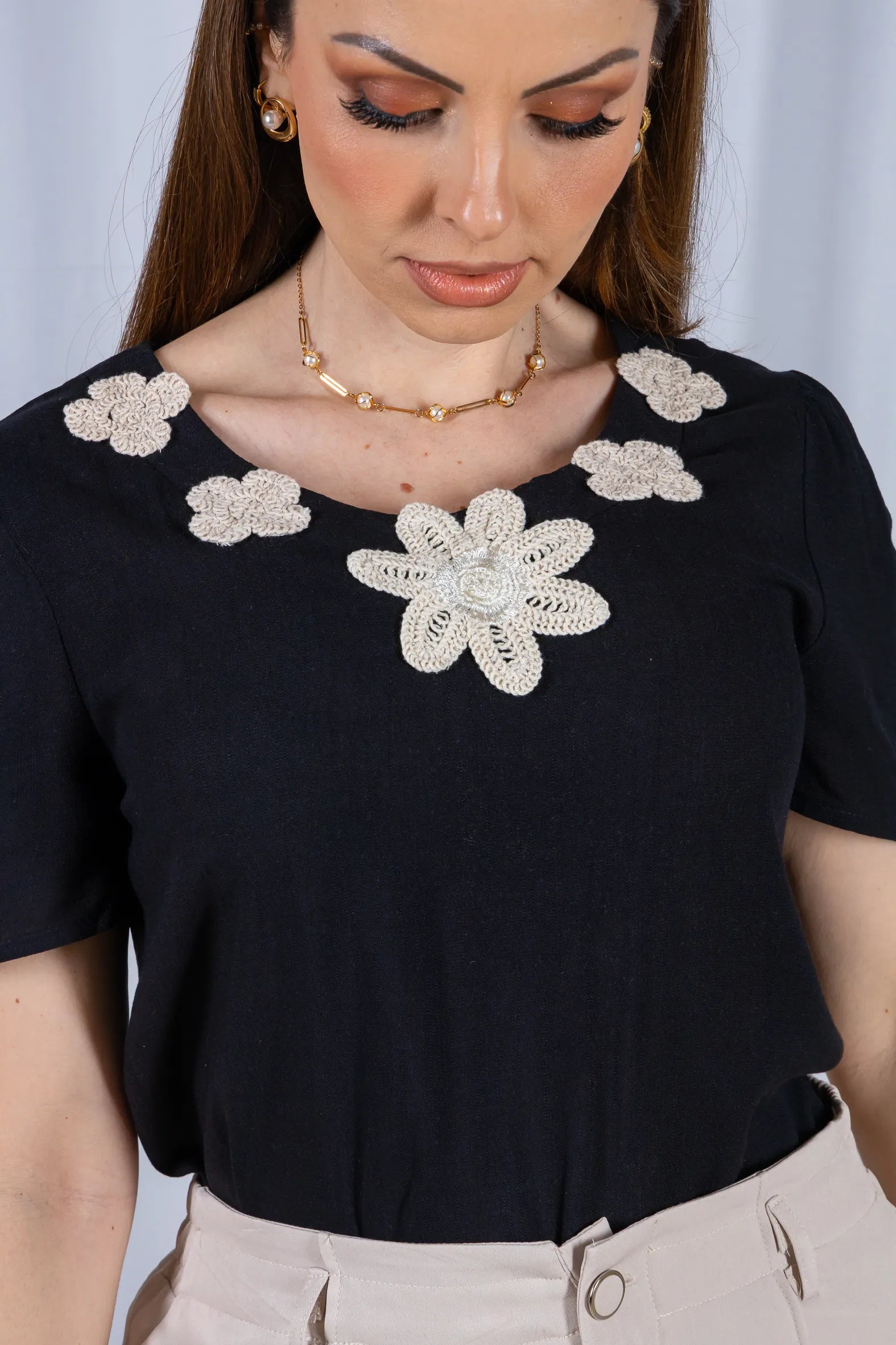 Blusa Manga Curta Colo Bordado Flores Visco Linho Elaine Preta