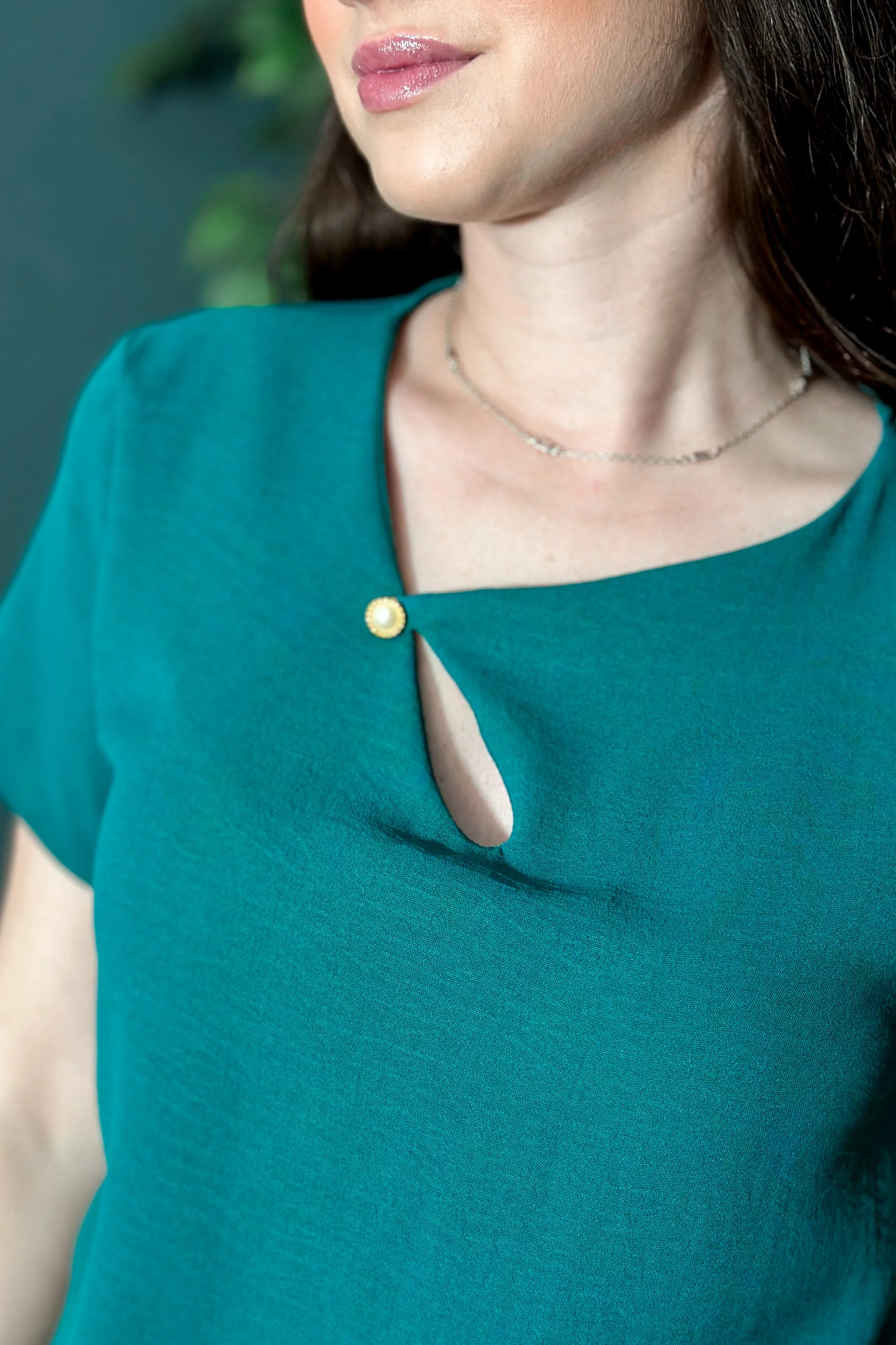 Blusa Decote Assimétrico Detalhe Botão Luana Verde Petróleo